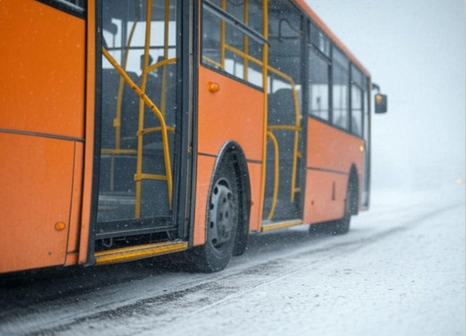 СК начал проверку по факту высадки женщины ребенком из автобуса  Следственный комитет России по Нижегородской области начал доследственную проверку после инцидента в Дзержинске, где водитель автобуса маршрута №33 отказался перевозить женщину с малолетним ребенком и высадил их на улице.  Согласно информации, при попытке оплатить проезд банковской картой через терминал система не приняла платеж. Пассажирка предложила альтернативный способ оплаты – перевод средств на счет кондуктора, однако получила отказ.    Выразим мнение редакции. Формально нарушения 259-го Федерального закона, который регулирует подобные ситуации, нет. Высадить несовершеннолетнего в сопровождении совершеннолетнего можно даже в 40-градусный мороз в тайге. Причём высаживать детей до 16 лет одних стало нельзя сравнительно недавно: только в 2021 году. До этого и их можно было отдавать на откуп судьбе, что порой и происходило. Вопрос: неужели обязательно надо принимать закон, чтобы гарантировать человечность?   А как бы вы поступили, если бы стали свидетелем подобной ситуации?   Помог бы решить вопрос с оплатой проезда  Вступился бы за женщину и ребенка  Записал бы происходящее и сообщил в СМИ  Это не мое дело - включил бы музыку в наушниках погромче