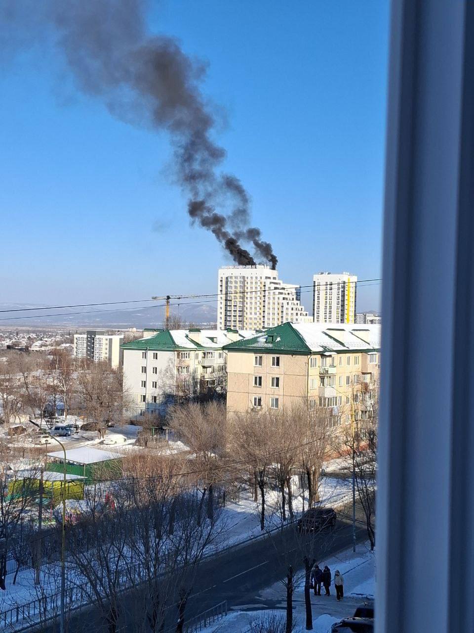 Пожарные ликвидируют возгорание в строящейся высотке города Артема Серьезный пожар вспыхнул сегодня днем в строящемся многоквартирном доме на улице Куйбышева Сообщение о происшествии поступило на пульт пожарно спасательной службы в 15 17 Уже через шесть минут на место прибыли первые расчеты МЧС России которые обнаружили сильное задымление в районе верхних этажей новостройки По предварительной оперативной информации очаг возгорания находится на 16 м этаже здания Из окон дома валит густой черный дым который виден из разных районов города Выяснилось что горит строительный утеплитель В настоящее время огнеборцы продолжают работу по тушению пожара и предотвращению распространения пламени на другие конструкции дома Deitaru