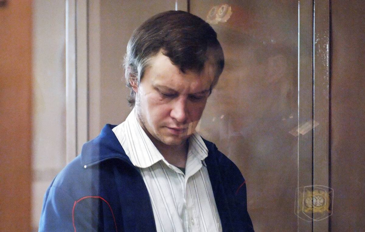 Суд оставил «битцевского маньяка» в «Полярной сове» Замоскворецкий суд Москвы отклонил ходатайство Александра Пичушкина, известного как «битцевский маньяк», о переводе из колонии особого режима «Полярная сова» в ЯНАО в учреждение ближе к Москве, пишет ТАСС. Ранее Пичушкин попросил разрешить ему переезд ближе к родным местам, аргументируя это желанием встречаться с семьей чаще. Он также просил суд не только перевести его из «Полярной совы», но и взыскать со ФСИН 100 тысяч рублей. Осужденный ссылался на «глубокие морально-нравственные страдания», а также утверждал, что суровые климатические условия Крайнего Севера стали причиной развития у него заболевания системы кровообращения второй степени. Суд отклонил и это требование