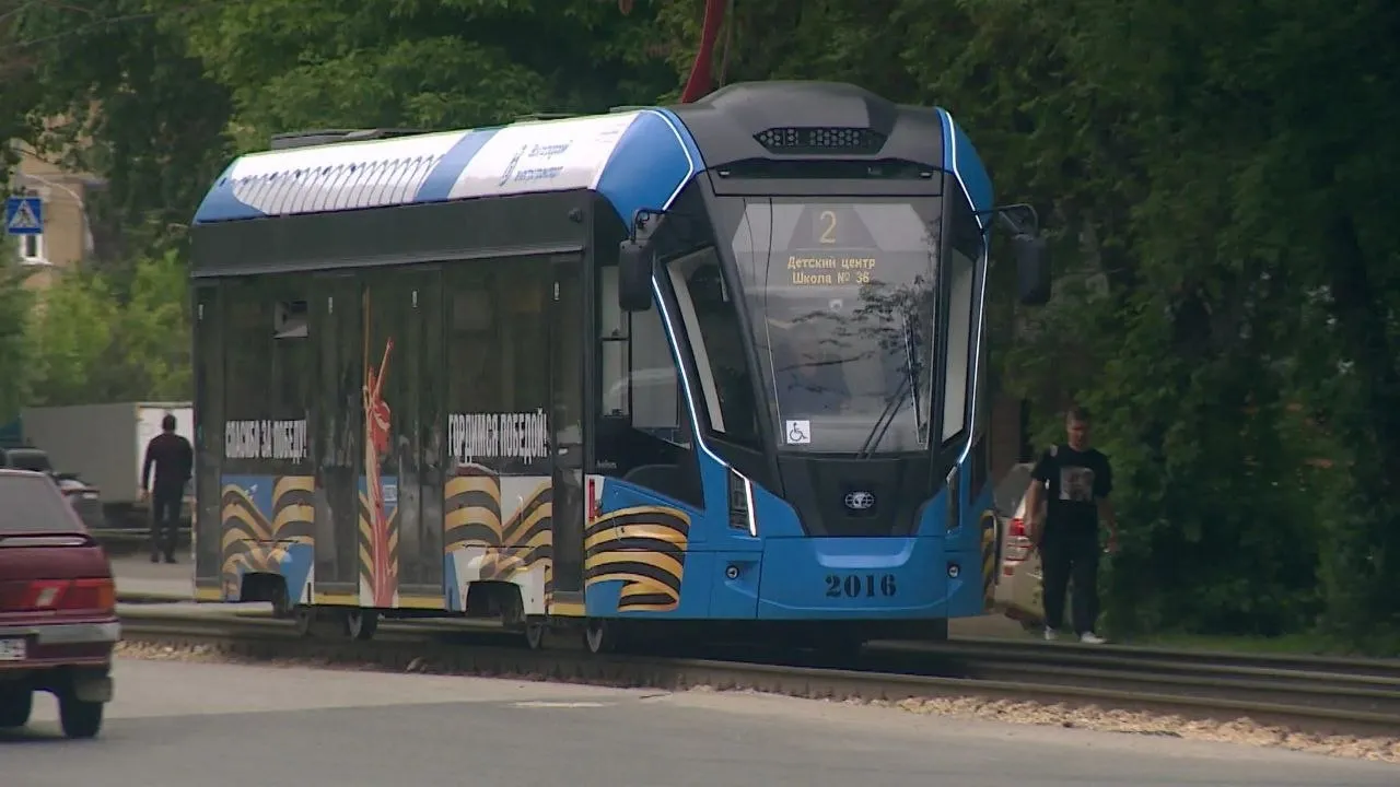 До скольки сегодня работает общественный транспорт Метротрам после 20 00 будет работать с интервалом около пяти минут Последнее отправление от Ельшанки до ВГТЗ в 00 06 Через остановку Волгоград Арена вагоны проследуют в сторону Ельшанки в 23 36 в сторону ВГТЗ в 00 25 Последние отправления трамваев 1 2 4 10 около полуночи Маршрут 3 от Ул КИМ выполнит последний рейс в 23 43 Троллейбусы 8А 9 10 15А будут забирать пассажиров с интервалом около 15 20 минут Ориентировочное время прохождения через остановку Ул Комсомольская около полуночи Электробус 15 Ж Д Вокзал Ул Тополевая отправится от Ул Комсомольской в сторону Кировского района в 23 35 Автобусы 2 и 21 через остановку Ул Комсомольская проследуют в 23 35 и 23 20 соответственно Маршрут 77 отправится от остановки ТРК Мармелад в 23 20 Подписаться Перейти на сайт MAX