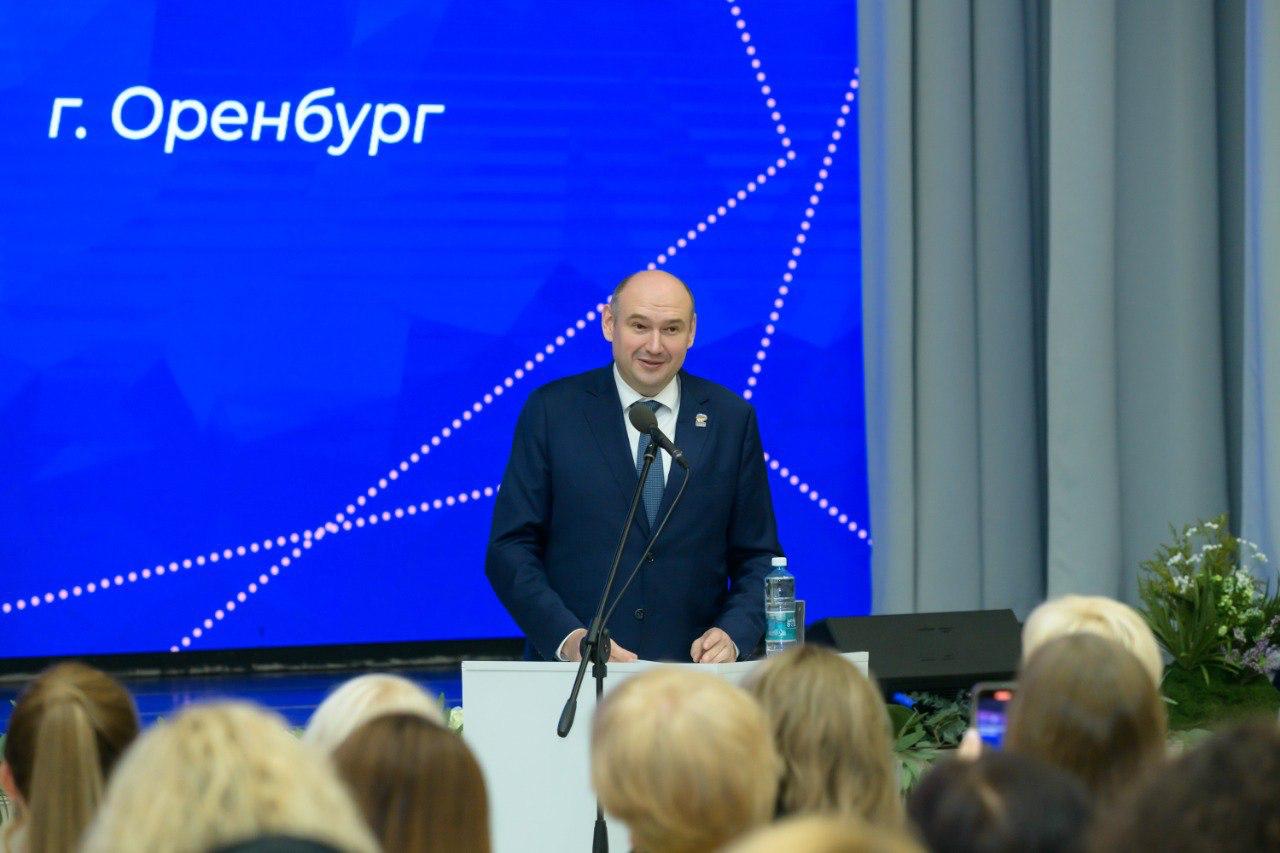 Владимир Якушев о роли женского движения в ответах на вызовы страны Секретарь Генсовета «Единой России» Владимир Якушев и врио губернатора Оренбургской области Евгений Солнцев приняли участие в форуме «Женского движения», где более 400 активисток представили социальные, экономические и политические инициативы для развития региона. Мероприятие стало площадкой для обсуждения ключевых вызовов, стоящих перед страной, и роли женщин в их решении. В своем выступлении Владимир Якушев подчеркнул, что женское движение — это «мягкая сила» России, которая объединяет 170 тысяч участниц по всей стране и играет критически важную роль в условиях современных вызовов: Врио губернатора Евгений Солнцев отметил, что предложения участниц форума будут включены в Стратегию развития Оренбургской области, которая сейчас формируется под его руководством. Особый акцент сделают на проекты в сфере демографии, здравоохранения и поддержки семей участников СВО. «Женские инициативы — это не просто идеи, а конкретные решения, которые мы внедрим в стратегию региона», — подчеркнул Солнцев.