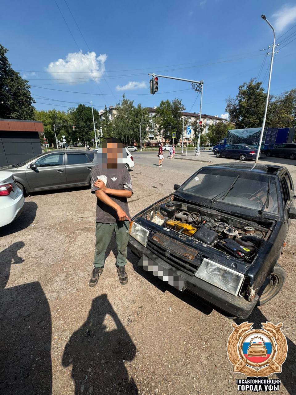 В Башкирии Госавтоинспекция остановила автомобиль с подложными номерами Во время несения службы по обеспечению безопасности дорожного движения, сотрудники Госавтоинспекции остановили автомобиль ВАЗ 2109 на улице Первомайская. Водитель не был пристегнут ремнем безопасности, сообщили в пресс-службе Госавтоинспекции Уфы. В ходе проверки документов выяснилось, что водитель не имеет водительского удостоверения, а автомобиль не зарегистрирован в установленном порядке и не имеет полиса ОСАГО. Также установлено, что на стеклах автомобиля была установлена пленка, не соответствующая требованиям технического регламента о безопасности колесных транспортных средств. Кроме того, на транспортном средстве были установлены подложные государственные регистрационные знаки. Автомобиль помещен на специализированную стоянку, а водитель привлечен к административной ответственности.