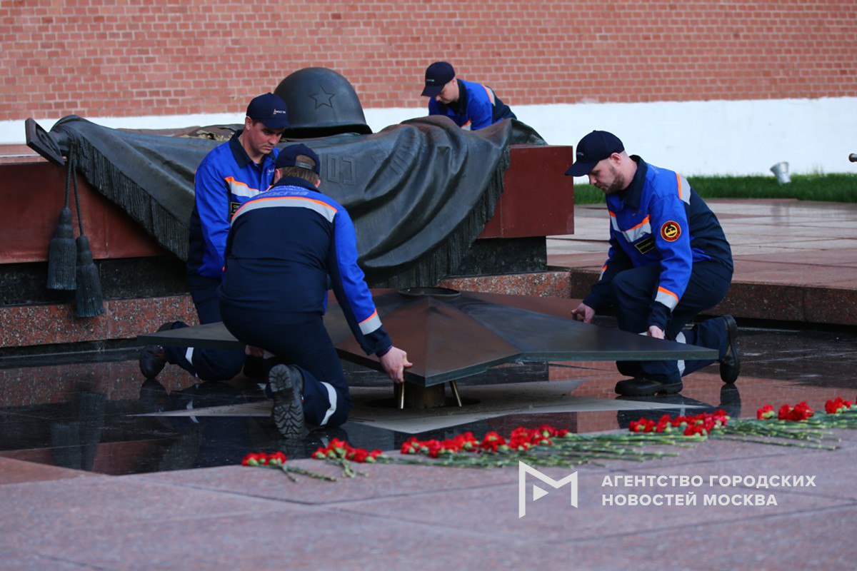 Профилактика Вечного огня на Могиле Неизвестного солдата пройдет сегодня в Александровском саду. Процесс занимает примерно 40 минут, на время проведения работ пламя переносится специальным факелом на временную горелку – точную уменьшенную копию основной. Звезду мемориального комплекса приподнимут и отнесут в сторону, после чего заменят запальники, которые постоянно находятся под напряжением, и проверят работоспособность всех систем. Мемориал оснащен системой тройного резервирования, поэтому ни дождь, ни снег, ни ветер никогда не смогут погасить пламя, пояснил заммэра Петр Бирюков. «Москва»