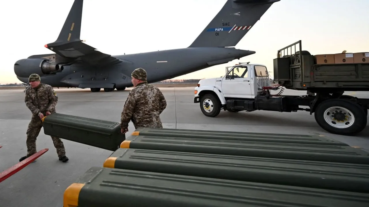 Администрация Трампа сократила финансовую и военную помощь Украине на 99 на фоне продолжающегося конфликта сообщает газета New York Times Издание отмечает что Зеленский начал предпринимать ответные шаги по дистанцированию от Вашингтона что в статье характеризуется как репетиция расставания Подобное охлаждение отношений было спровоцировано началом эскалации конфликта США и Ирана Ранее Трамп неоднократно выражал раздражение по поводу нежелания Зеленского заключить соглашение для завершения конфликта