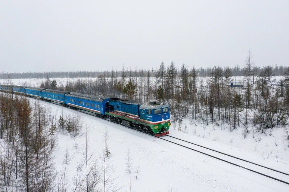 В январе 2025 года пассажиропоток на Якутских железных дорогах вырос на 15%  Перевозки пассажиров в вагонах АО «АК «ЖДЯ» в первом месяце 2025 года выросли на 15% по сравнению с январем 2024 года и составили 37,8 тысячи пассажиров.  Пассажирооборот вырос на 24,6% и составил 40,4 миллиона пассажиро-километров.  По-прежнему самым популярным направлением остается Нижний Бестях - Благовещенск. По данному маршруту совершили поездку более 15,2 тысячи пассажиров. На втором месте по востребованности - Владивосток, этот маршрут выбрали 12,7 тысячи пассажиров. Также востребованным у якутян остается маршрут Нижний Бестях - Иркутск - 9,5 тысячи пассажиров.  Напомним, что в 2025 году из Нижнего Бестяха до Владивостока, Благовещенска и Иркутска сохраняется ежедневное курсирование вагонов беспересадочного сообщения с поездами № 327/328 Нижний Бестях - Тында и № 317/318 Нижний Бестях - Благовещенск.  Трансфер пассажиров поезда по маршруту Якутск - железнодорожный вокзал Нижний Бестях в зимний период выполняется автобусами с автовокзала Якутска. Отправление в 14.00.  Билеты на поезд и талон на трансфер можно приобрести на сайте ОАО «РЖД», на всех популярных интернет-сервисах по продаже авиа- и железнодорожных проездных документов, в билетных кассах АО «АК «ЖДЯ» и АО «ФПК» на всех железнодорожных вокзалах России, в билетной кассе в Якутске по адресу: пр-т Ленина, 24  «Азимут отель», 1-й этаж , а также в кассе автовокзала Якутска  в зимний период .  Справки по тел.  4112  31-80-81, доб. 7381.