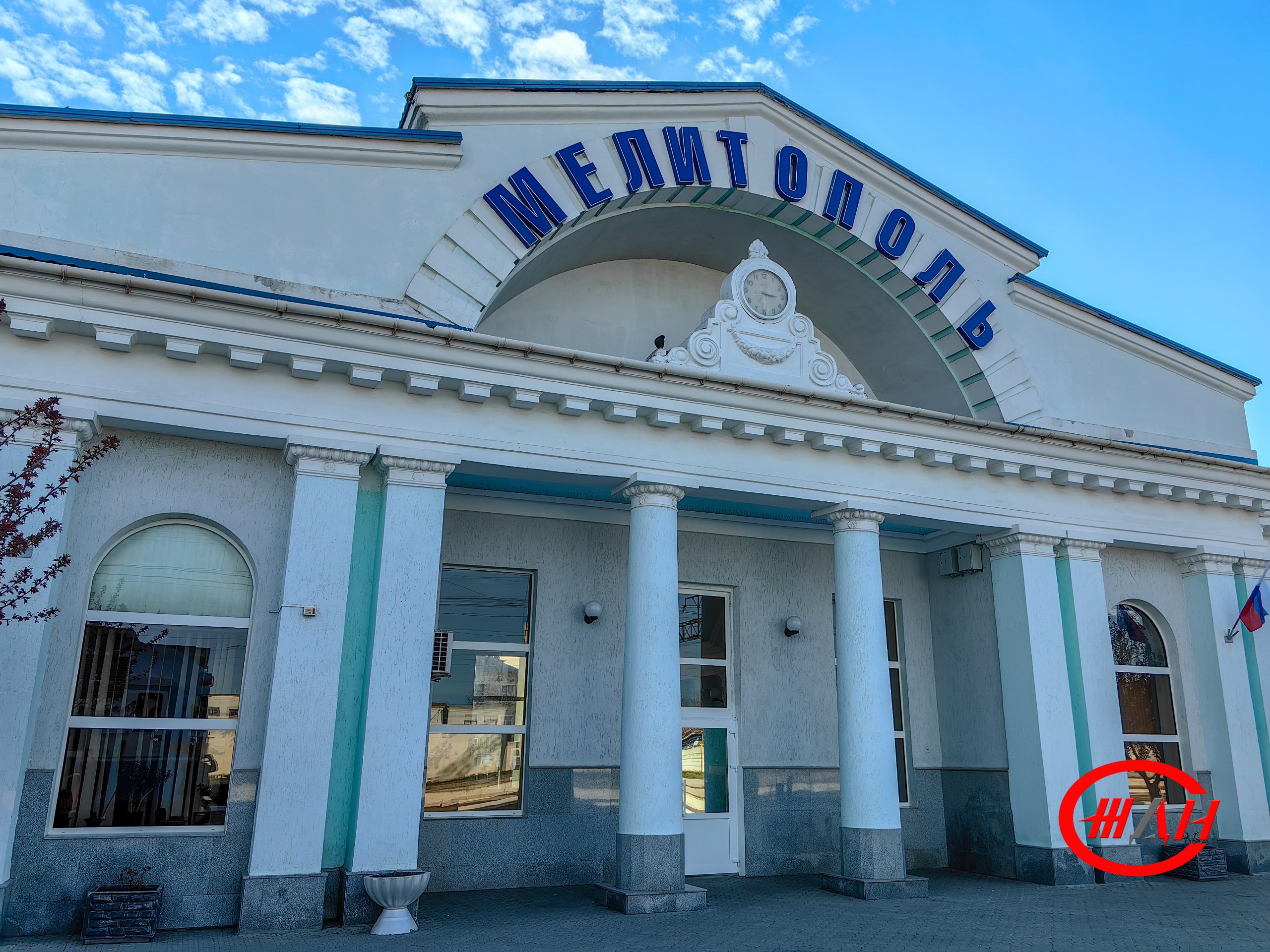 На железнодорожном вокзале Мелитополь начал работу пункт по продаже электронных проездных документов в вагоны поездов дальнего следования перевозчиков АО «Федеральная пассажирская компания», АО ТК «Гранд Сервис Экспресс». Пункт продажи электронных билетов на станции Мелитополь работает с 14 апреля текущего года. Всего на сегодня в филиалах ФГУП «Железные дороги Новороссии» услуги по продаже электронных проездных документов предоставляются в 16 пунктах продаж. На станциях и вокзалах Донецкого филиала работают 12 пунктов продаж. Из них 12 – на станциях и вокзалах Донецкого филиала, 3 – в Луганском филиале, 1 – в Мелитополь-Херсонском филиале. Пассажиры могут приобрести электронные проездные документы на поезда дальнего следования по РФ, в Крым, Казахстан, Беларусь и Кыргызстан. Новости ЖДН