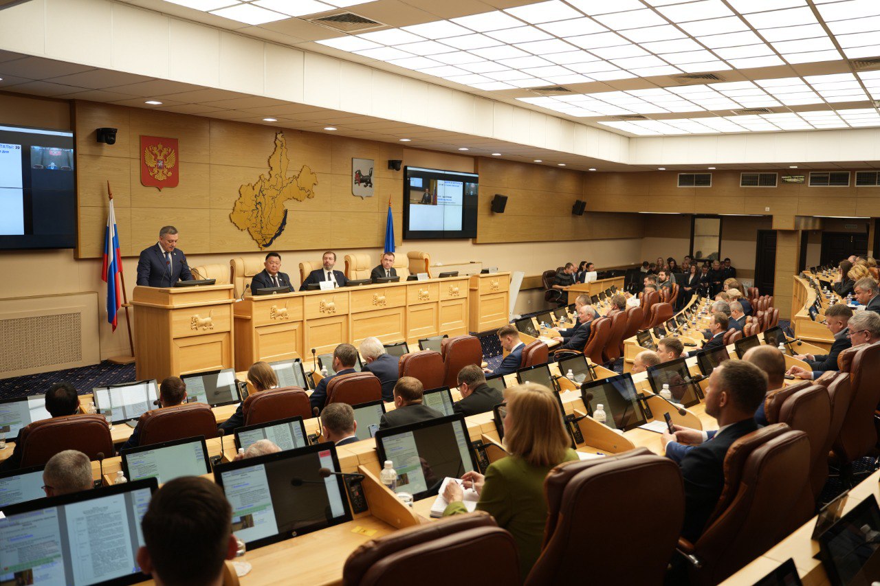 Игорь Кобзев Решение по передаче имущества Облкоммунэнерго отложено на один год Губернатор Иркутской области Игорь Кобзев выступая на сессии Законодательного Собрания 18 декабря сообщил что решение по передаче имущества ОГУЭП Облкоммунэнерго отложено на один год Буквально вчера я вернулся из Москвы с обнадёживающими новостями наши аргументы были услышаны мы нашли понимание по этому важному для Иркутской области вопросу Решение по передаче имущества Облкоммунэнерго отложено на один год Ждём официального распоряжения Правительства Российской Федерации За это время мы должны определиться как эта структура будет работать в новых экономических реалиях сказал Губернатор Напомним в сентябре 2025 года Правительство Российской Федерации выпустило постановление в котором изменены критерии отнесения электросетевых организаций к территориальным Подробнее на официальном портале Иркутской области Подписывайтесь на Правительство Иркутской области в MAX