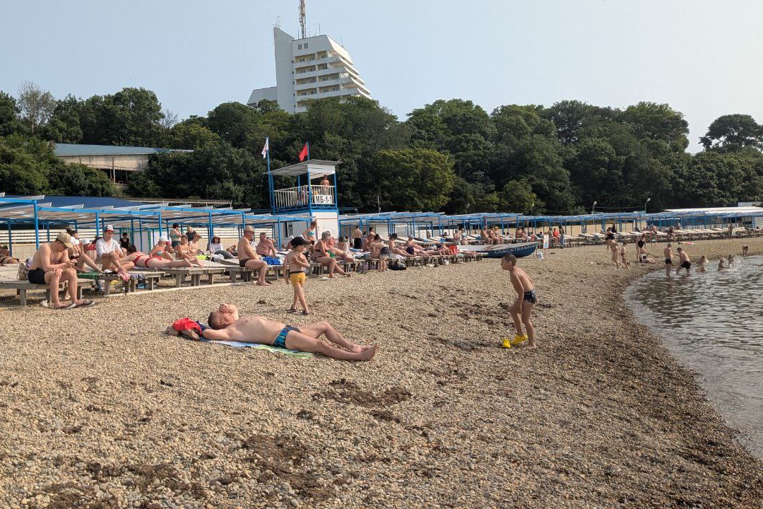 Бархатный сезон на Черном море продлится до октября  Гидрометцентр России сообщает о благоприятных условиях для отдыха на Черноморском побережье до начала октября. Температура воды на кубанских курортах прогнозируется в диапазоне +24...+28 градусов.  Теплая морская вода будет медленно остывать, что позволит курортам сохранить привлекательность для туристов в течение всего сентября и в первые дни октября.  - По предварительным расчетам, бархатный сезон на курортах Черного моря рано точно не закончится. В первой декаде октября даже еще бархатный сезон прогнозируется, - сказал научный руководитель Гидрометцентра России Роман Вильфанд