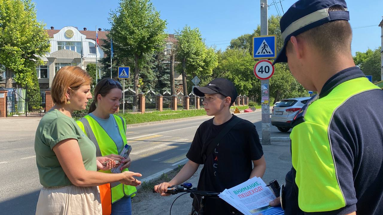 Также сотрудники Госавтоинспекции напомнили о том, что при использовании веломототранспорта необходимо использовать защитную экипировку и световозвращающие элементы. Во время движения необходимо отказаться от использования смартфона, плеера с наушниками и других гаджетов. Автоинспекторы объяснили, что важным правилом безопасности является правильное пересечение проезжей части – переходить дорогу можно только по пешеходному переходу, спешившись и ведя веломототранспорт рядом с собой. В завершение встречи сотрудники Госавтоинспекции и Дирекция безопасности дорожного движения подарили юным участникам дорожного движения световозвращающие наклейки и тематические листовки по Правилам дорожного движения. #МВДРоссии #УльяновскаяОбласть #Госавтоинспекция73 #ГосавтоинспекцияУльяновскойОбласти #Госавтоинспекция #БезопасностьДорожногоДвижения #ПДД #СпешьсяПередПешеходнымПереходом #ДорогаБезРиска