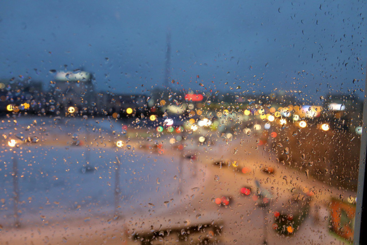 Передышка от морозов Новосибирск ждёт потепление на выходных По данным ФГБУ Западно Сибирское УГМС 12 декабря температура ночью составит 12 14 C а днём 8 10 C На выходных температура поднимается до 1 3 C Ожидаются небольшие осадки в виде снега гололедица и порывы ветра до 14 м с Остерегайтесь ветра уберите с балконов незакреплённые предметы на улице избегайте деревьев рекламных щитов ветхих конструкций и линий электропередач Опасность с крыш обходите здания особенно с металлической кровлей где возможен сход снега и наледи не оставляйте автомобиль под такими местами Безопасность детей во время непогоды усильте контроль за детьми на улице и не оставляйте их без присмотра Устойчивая обувь и техника ходьбы надевайте нескользящую обувь передвигайтесь по льду немного наклонившись вперед вытащив руки из карманов При возникновении чрезвычайных ситуаций необходимо обращаться по номеру Единой дежурно диспетчерской службы 218 00 51