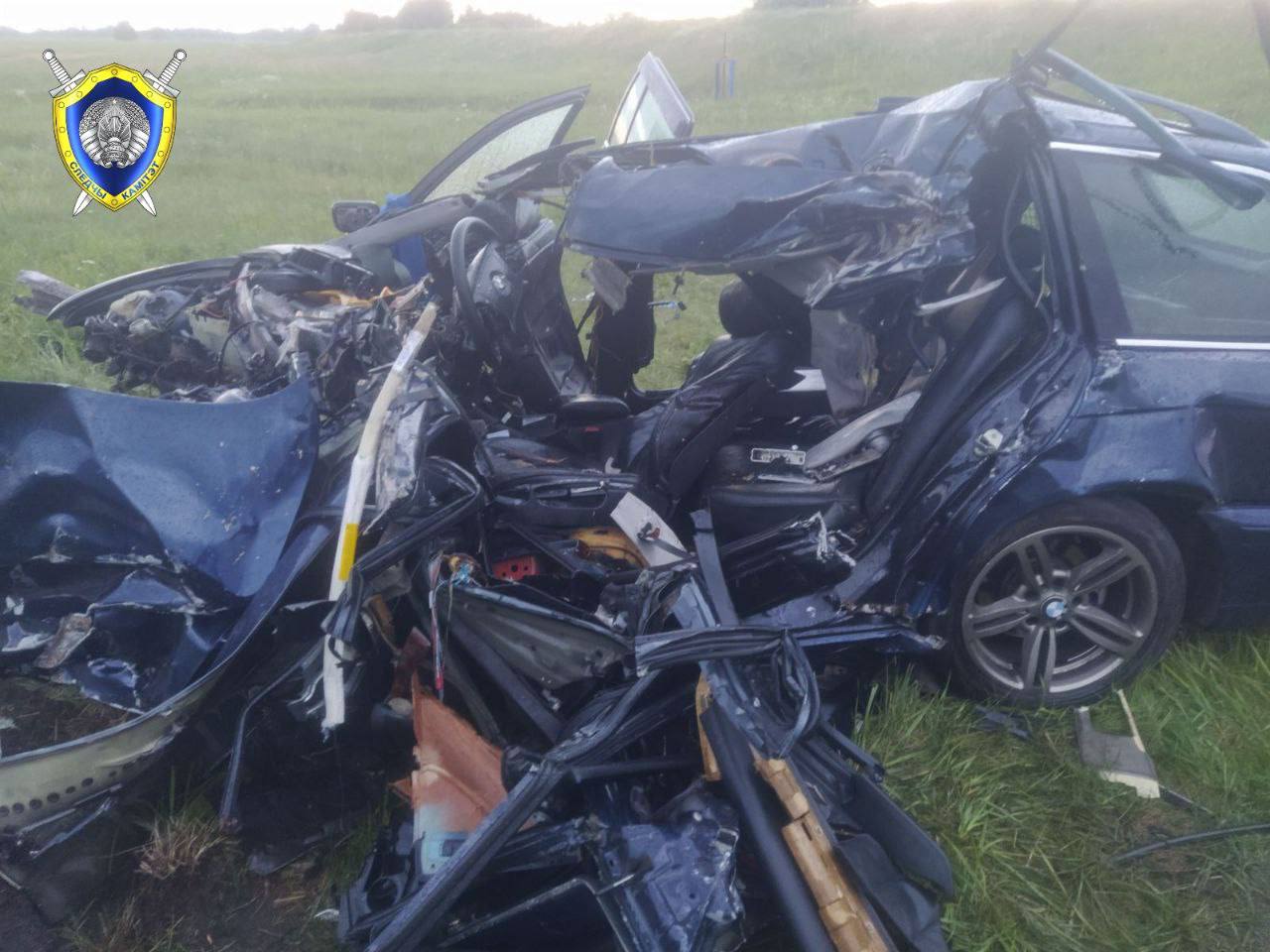 BMW врезался в ЗИЛ с дровами: погибли три человека, возбуждено уголовное дело Авария произошла около полуночи в понедельник на дороге Житковичи – Давид-Городок – граница Украины. "В результате ДТП 29-летний водитель легковушки и его 18-летний пассажир скончались на месте происшествия. Сегодня утром в больнице умер еще один пассажир – 30-летний мужчина", - сообщили в СК.