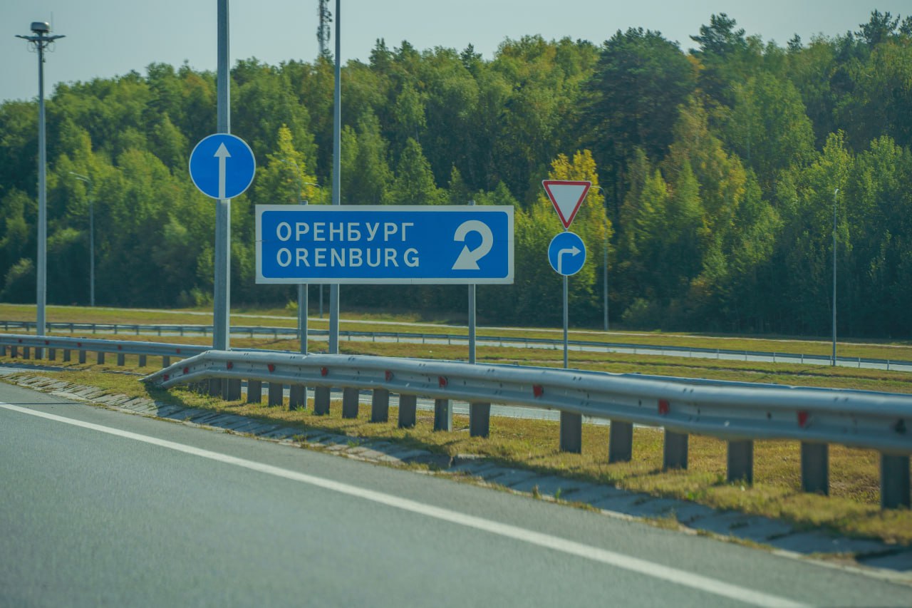 На трассе Казань – Оренбург в Татарстане во время KazanForum могут ограничить движение транспорта, перевозящего опасные грузы  Об этом сообщает сообщает пресс-служба «Волго-Вятскуправтодора».  Ограничения могут ввести на участке 10+910 – 29+660 км и на подъезде к аэропорту Казань от 0 км до 6+400 км автодороги Р239 Казань – Оренбург – граница с Республикой Казахстан.  «Участки ввода ограничений могут быть изменены в зависимости от прохождения маршрута делегации», – говорится в сообщении.  Автомобилистов просят заблаговременно выбирать маршруты движения.  XVI Международный экономический форум «Россия – исламский мир: KazanForum» пройдет с 13 по 18 мая в Казани.  #KazanForum2025