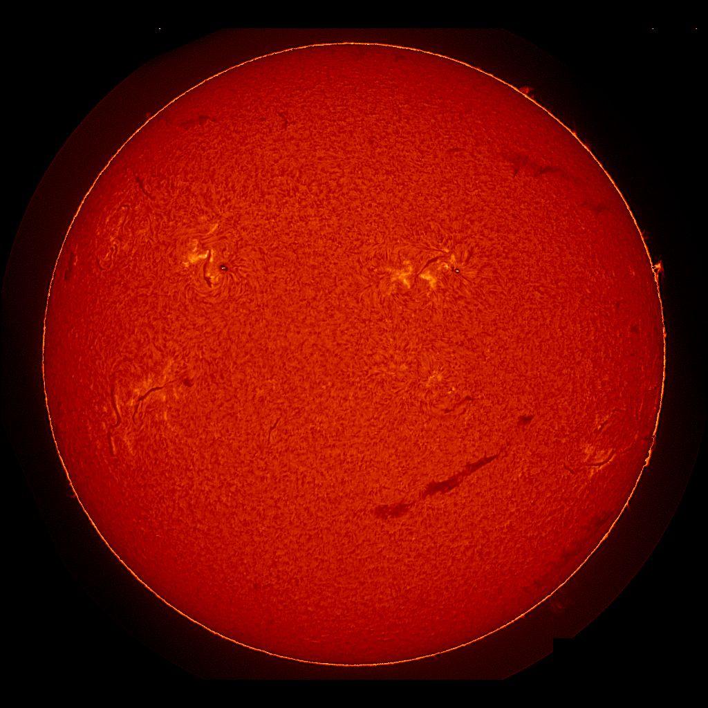 Гигантский смайлик в 1 5 млн км Солнце улыбнулось Земле Солнце сформировало гигантский смайлик устремив взгляд прямо на Землю Две крупные активные области стали глазами а полумиллионный протуберанец широкой улыбкой Общая длина лица 1 5 миллиона километров почти в 4 раза больше диаметра Земли Протуберанцы это плазма вздымающаяся из солнечной поверхности под действием магнитных полей Явление видно на снимках солнечных обсерваторий NASA SDO SOHO Не опасно для Земли но напоминает о солнечной активности возможны вспышки и геомагнитные бури в ближайшие дни 16 февраля на Землю обрушится новая магнитная буря 15 февраля возбуждённая обстановка без штормов До конца месяца активность упадёт крупная группа пятен ушла за край Солнца Не опасно но возможны новые вспышки Севкор теперь в MAX Читайте Севкор