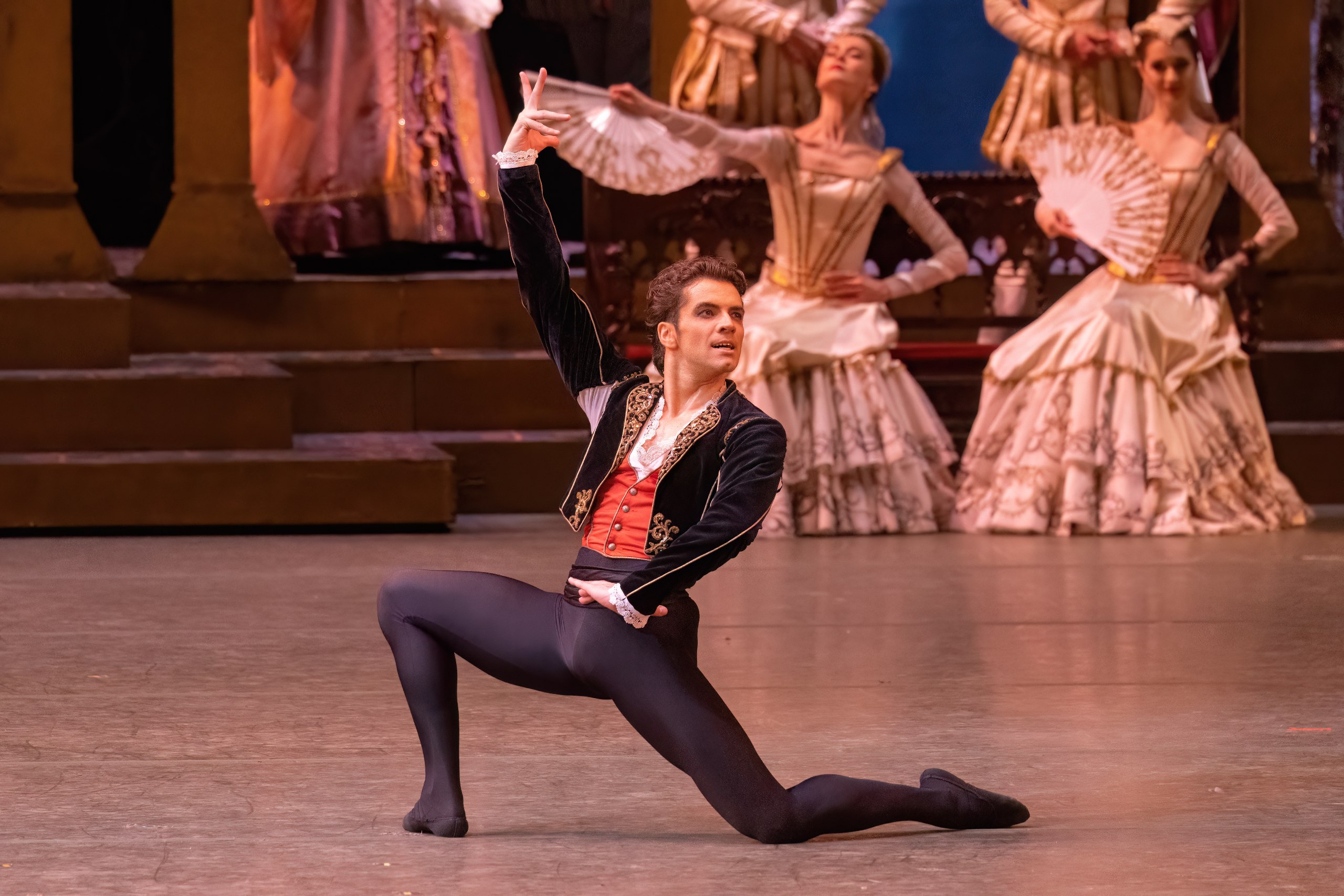 Вихрь страсти солнца и танца В программе балетной части фестиваля FarEastFestMariinsky на Приморской сцене будет показан один из самых солнечных и виртуозных балетов классического репертуара Дон Кихот Это спектакль где всё пульсирует жизнью огненные вариации испанские ритмы энергия уличных площадей и блеск классической хореографии Всего через неделю произойдёт долгожданное событие на Приморской сцене выступят первая солистка и премьер Большого театра Мария Кошкарёва и Игорь Цвирко Они покажут дуэт в котором соединятся сила и темперамент дерзость и блеск виртуозность и настоящая сценическая свобода Их Китри и Базиль это обещание огня и праздника который покоряет с первого выхода Приходите за особым настроением радостным солнечным и по испански ярким 13 декабря в 19 00 До встречи на FarEastFestMariinsky На фото премьер Большого театра Игорь Цвирко