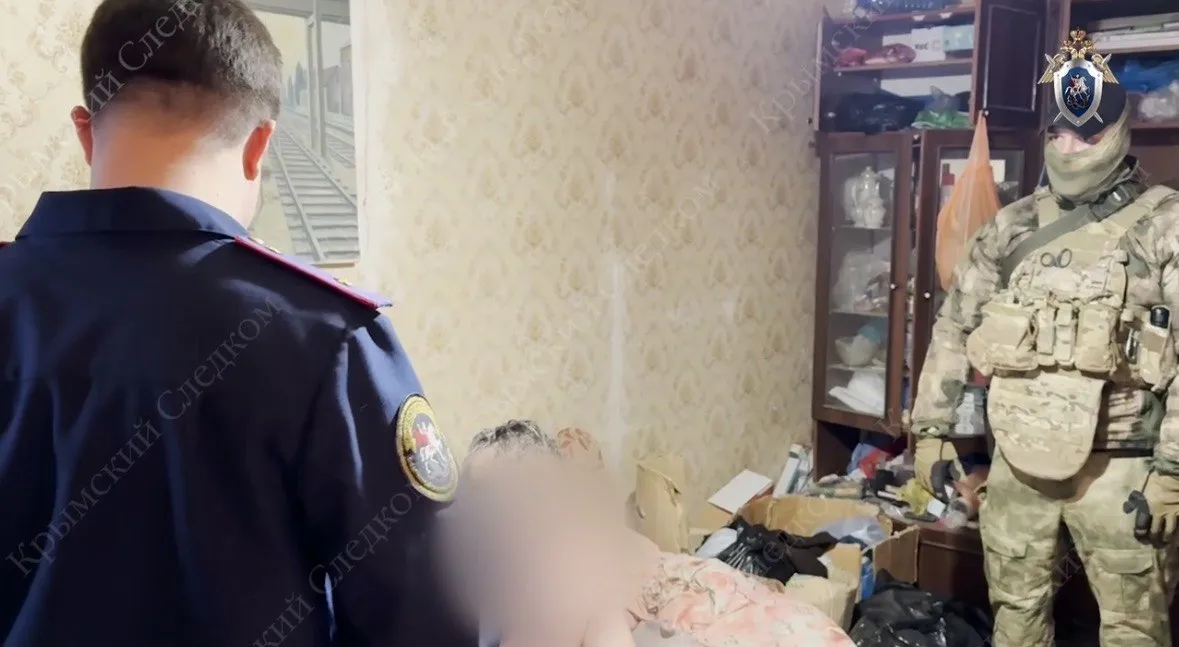 В Крыму задержали четырех участников ячейки Свидетелей Иеговы Сотрудники правоохранительных органов задержали четырех жителей Джанкойского района Крыма по подозрению в организации деятельности запрещенной в России религиозной организации Свидетели Иеговы Об этом сообщили в Главном следственном управлении СК РФ по Республике Крым и Севастополю Следственным отделом по городу Джанкою установлено что мужчины посредством видео конференц связи проводили собрания и продолжали пропагандировать идеи запрещенной религиозной организации а также изучение экстремистских материалов Кроме того они занимались привлечением новых сторонников а также сбором и распределением пожертвований в пользу организации В ходе обысков по месту жительства фигурантов изъята экстремистская литература В рамках следствия устанавливается причастность к противозаконной деятельности иных лиц говорится в сообщении запрещенная в РФ религиозная организация Мы теперь и в МАХ Южная служба новостей