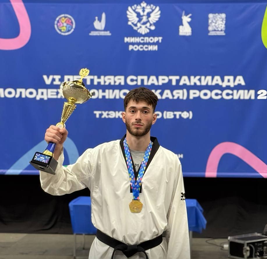 Воспитанник Чеченской Республиканской спортивной школы тхэквондо Муслим Ахтаев завоевал «золото» в весовой категории до 80 кг на VI летней Спартакиаде молодежи России 2025 по тхэквондо  ВТФ .  Финальные поединки прошли с 26 по 29 июня в Набережных Челнах  Республика Татарстан . Участие приняли сильнейшие юниоры со всех уголков страны.