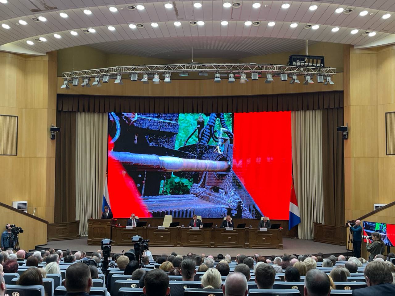 Приморье демонстрирует рост инвестиционной привлекательности Приморский край подтвердил статус одного из самых инвестиционно привлекательных регионов Дальнего Востока. По итогам 2024 года объем инвестиций в экономику региона составил 425 миллиардов рублей, что на 25 миллиардов превышает показатели предыдущего года. Основной вклад в экономическое развитие вносят резиденты территорий опережающего развития и свободного порта Владивосток. Их проекты обеспечивают стабильность региональной экономики и рост заработных плат. «Особую роль играет Специальный административный район на острове Русский, который способствует возвращению российских активов из-за рубежа. На сегодняшний день уже 14 компаний реализуют здесь значимые проекты, вносящие существенный вклад в развитие региона и поддерживаемые на федеральном уровне», - подчеркнул Олег Кожемяко.