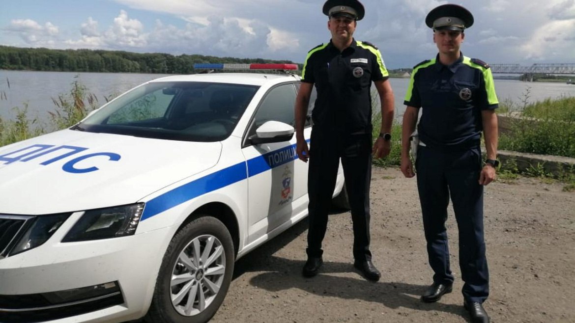 В Алтайском крае автоинспекторы помогли девушке-водителю, у которой случился приступ эпилепсии  В ходе патрулирования сотрудники Госавтоинспекции Алексей Алтухов и Сергей Костиков заметили автомобиль, двигавшийся крайне медленно у края дороги. Приблизившись, полицейские обнаружили, что водитель – девушка, начала испытывать судороги. Почувствовав недомогание, она остановила машину.  Оценив ситуацию, правоохранители определили у неё признаки эпилептического припадка. Они оперативно помогли ей выйти из автомобиля, уложили на землю и перевернули набок для обеспечения нормального дыхания. Для безопасности дорожного движения стражи правопорядка перекрыли поток машин и вызвали медиков.  Сотрудники ДПС находились рядом с пострадавшей до прибытия скорой помощи, которая смогла оказать ей необходимую медицинскую помощь. Благодаря слаженным действиям полицейских удалось стабилизировать состояние девушки и предотвратить возможные последствия.    МВД Медиа