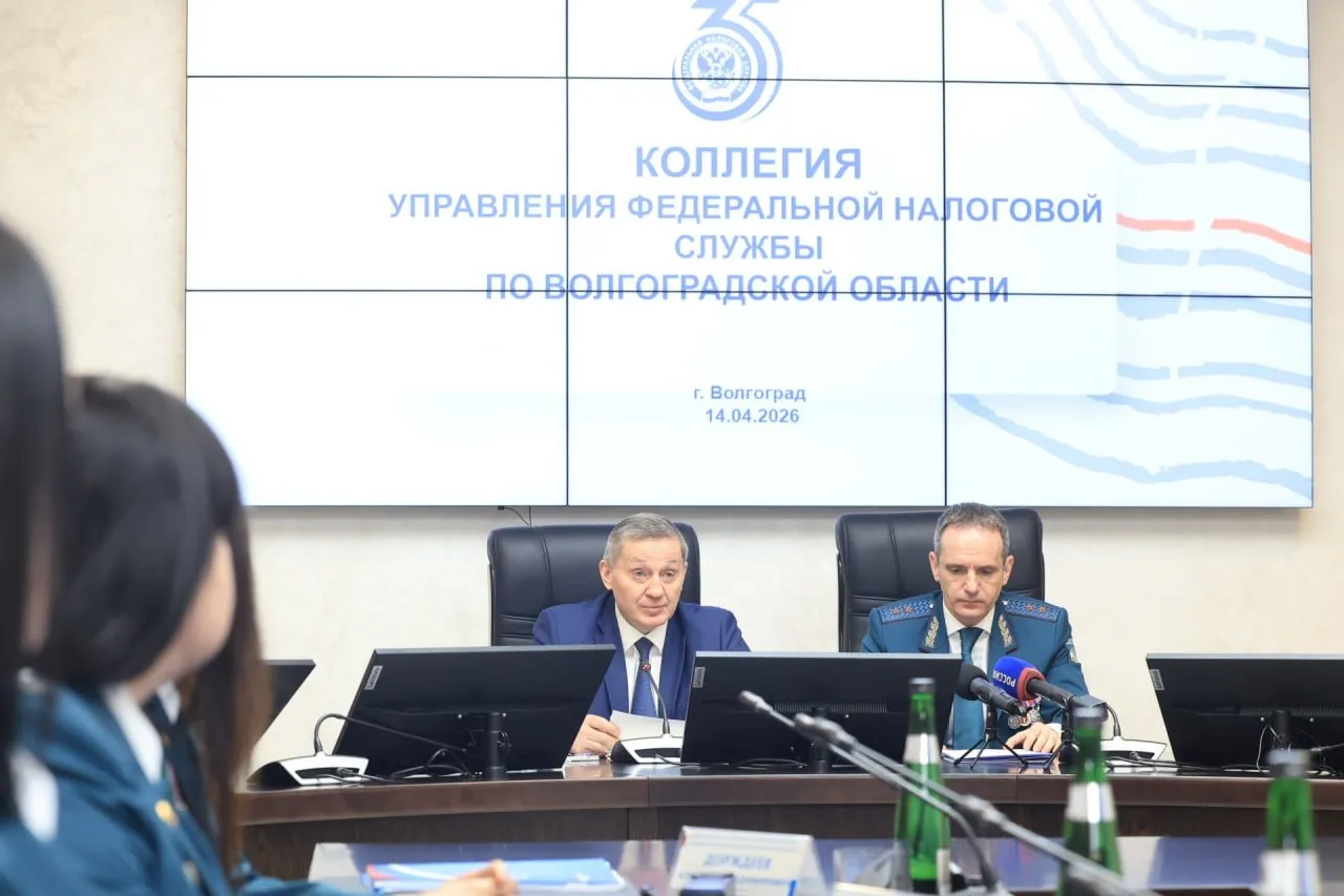 Волгоградские регион вдвое нарастил объем инвестиций Пять лет назад 186 миллиарда рублей инвестиций Сегодня 400 миллиардов Ровно вдвое больше Такую динамику губернатор Волгоградской области Андрей Бочаров представил на расширенном заседании коллегии УФНС которое совпало с 35 летием ведомства Управление достойно справляется с критически важной задачей своевременного предоставления необходимых средств для выполнения социальных обязательств включая помощь семьям с детьми пожилым гражданам пенсионерам и инвалидам отметил Андрей Бочаров Мы теперь и в МАХ Южная служба новостей