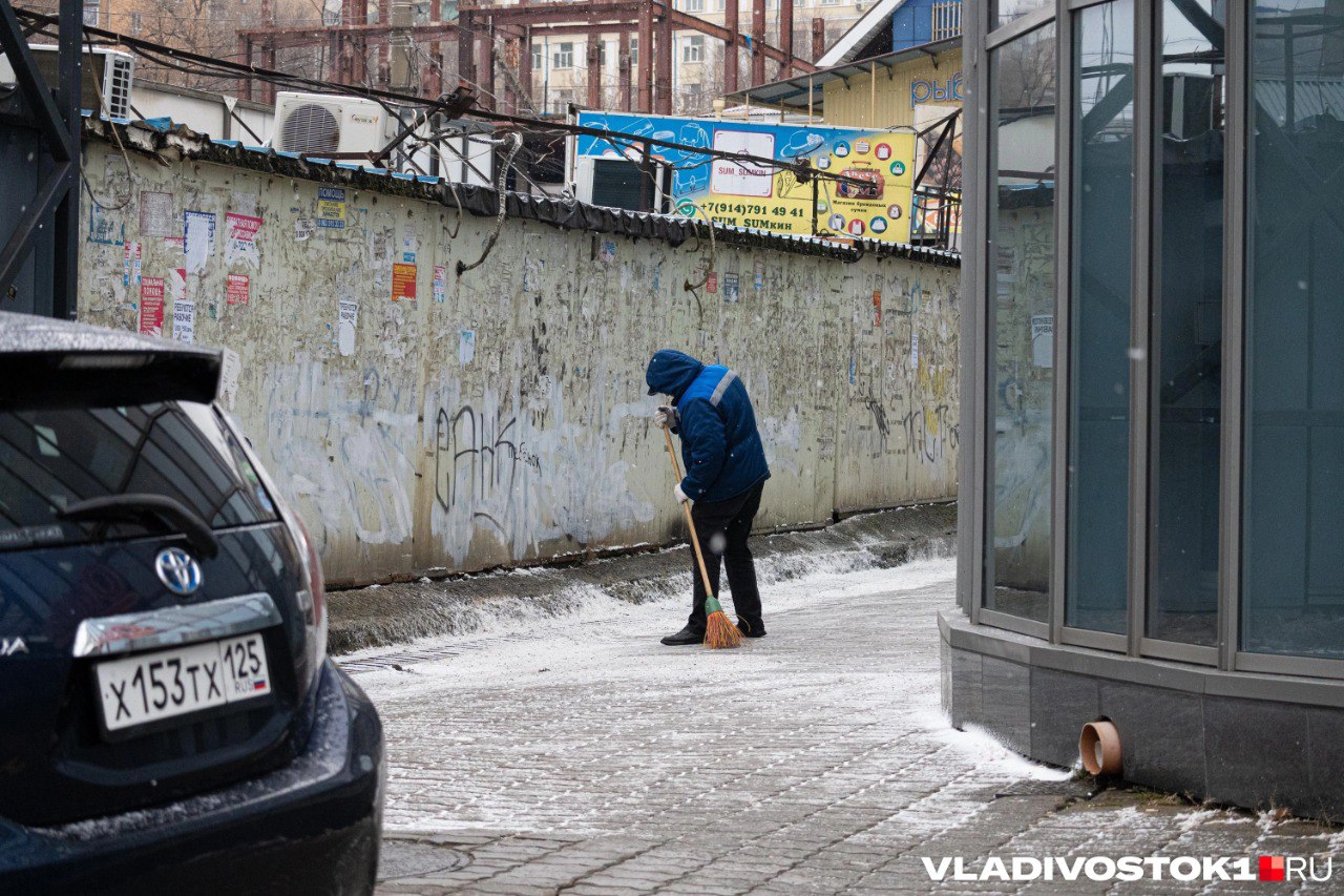 Дворники оказались в числе дефицитных рабочих в Приморском крае на каждую вакансию приходится всего 1 6 резюме при норме от 4 В третьем квартале 2025 года спрос на дворников вырос на 13 по сравнению с началом года а медианная зарплата достигла 57 800 рублей что на 18 выше чем в первом квартале При этом сами соискатели претендуют на зарплату в 50 000 рублей но желающих все равно оказалось немного Подробнее о зарплате дворников в Приморье и других регионов Дальнего Востока на сайте Подписаться