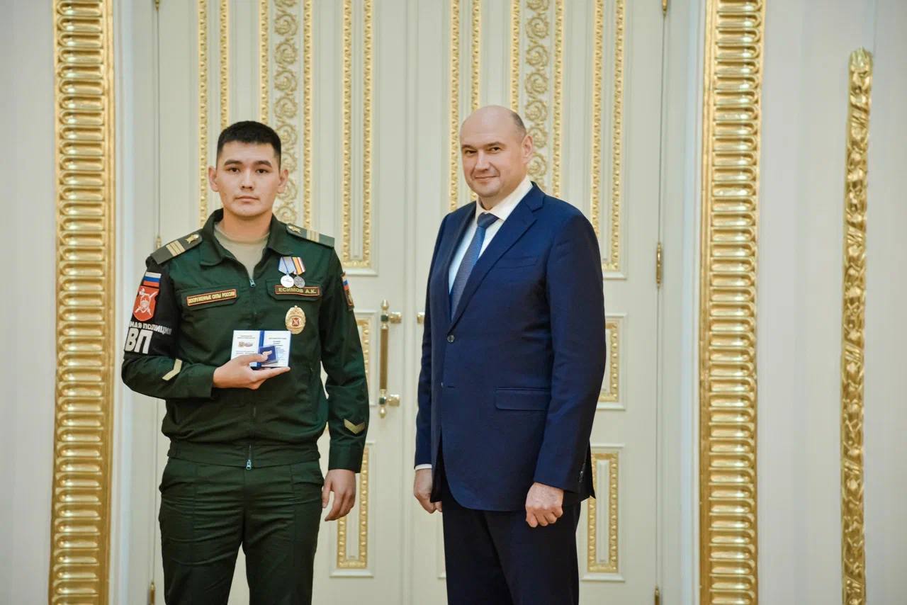 Врио губернатора региона Евгений Солнцев встретился с победителями конкурса «Золотая молодежь Оренбуржья» В сотню победителей вошли представители 13 территорий Оренбургской области. Это молодые специалисты из разных сфер, участники СВО, ученые, волонтеры и спортсмены. Почетный знак «Золотая молодежь Оренбуржья» для некоторых – уже не первая награда. Всего на участие в конкурсе было подано 420 заявок от оренбуржцев. Среди награжденных и те, кто, рискуя своей жизнью, спас чужую. В номинации поступок года отмечены три человека. Работник главного управления МЧС Оренбургской области, участник СВО Нурлан Бисинов, который спас утопающего на набережной реки Урал. Ученик Степановской СОШ Роман Картуз и ученик 9 класса Гимназии №2 Орска Арсений Хорьяков, которые наравне со взрослыми оказывали помощь пострадавшим во время весеннего паводка 2024 года. Семь человек награждены почетным знаком в номинации «Служу России». Отметили лучших и в номинации «Молодые ученые, инноваторы» и многих других.