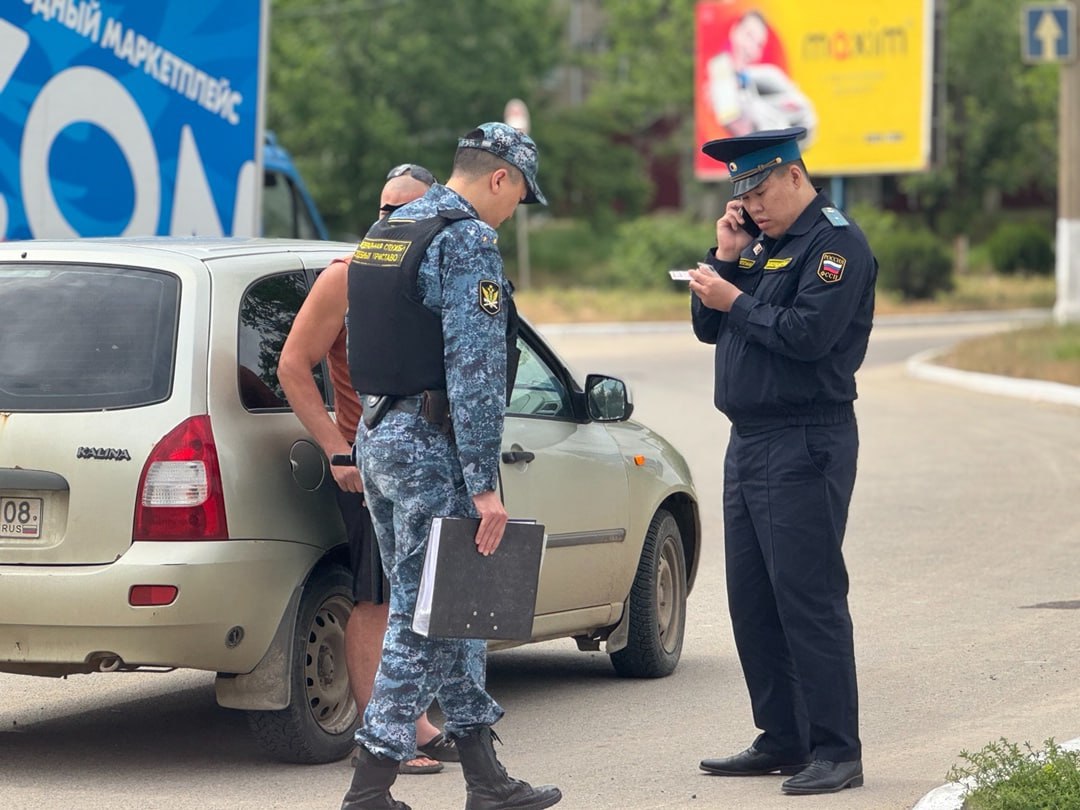 В Калмыкии управление ФССП РФ по РК по сложившейся традиции с 19 мая по 2 июня проведет Всероссийскую акцию «Судебные приставы — детям». Так, в счет оплаты задолженности по алиментам автомобиль неплательщика был продан на торгах. Из-за неуплаты алиментов в размере 400 тысяч рублей судебные приставы Элисты арестовали и произвели оценку иномарки должника. Несмотря на меры принудительного исполнения судебного решения, мужчина задолженность не оплатил. Судебный пристав выставил автомобиль на торги в счет долга по алиментам. Мужчина скрывал арестованное имущество, тем не менее автомобиль был изъят и в дальнейшем реализован на торгах. Копии исполнительного документа судебный пристав направил в организацию для удержания периодических платежей. Фото: УФССП России по Республике Калмыкия Быть в курсе Прислать новость