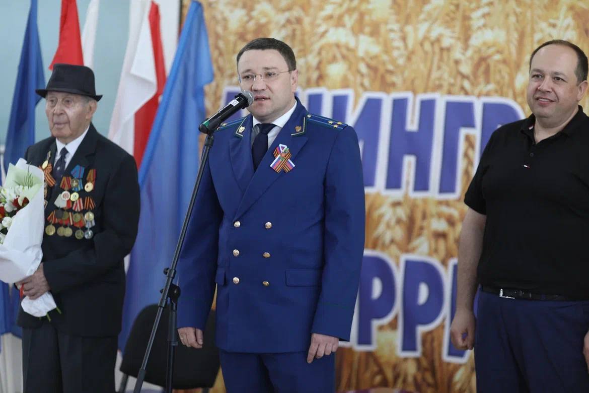 Прокуратурой Ленинградского района организовано проведение открытого первенства по боксу, посвященного 80-й годовщине Победы в Великой Отечественной войне В преддверии празднования 80-летней годовщины Победы в Великой Отечественной войне прокуратурой района организовано проведение открытого первенства по боксу среди юношей из Павловского, Кущевского, Щербиновского, Каневского районов, города Новошахтинска и Ленинградского округа. Приветствовали спортсменов прокурор района Александр Коргулев, глава округа Юрий Шулико, почетным гостем стал ветеран Великой Отечественной войны – Волков Федор Иванович. Победителям соревнований вручены медали, грамоты и памятные вымпелы, а наиболее отличившимся спортсменам – благодарственные письма.