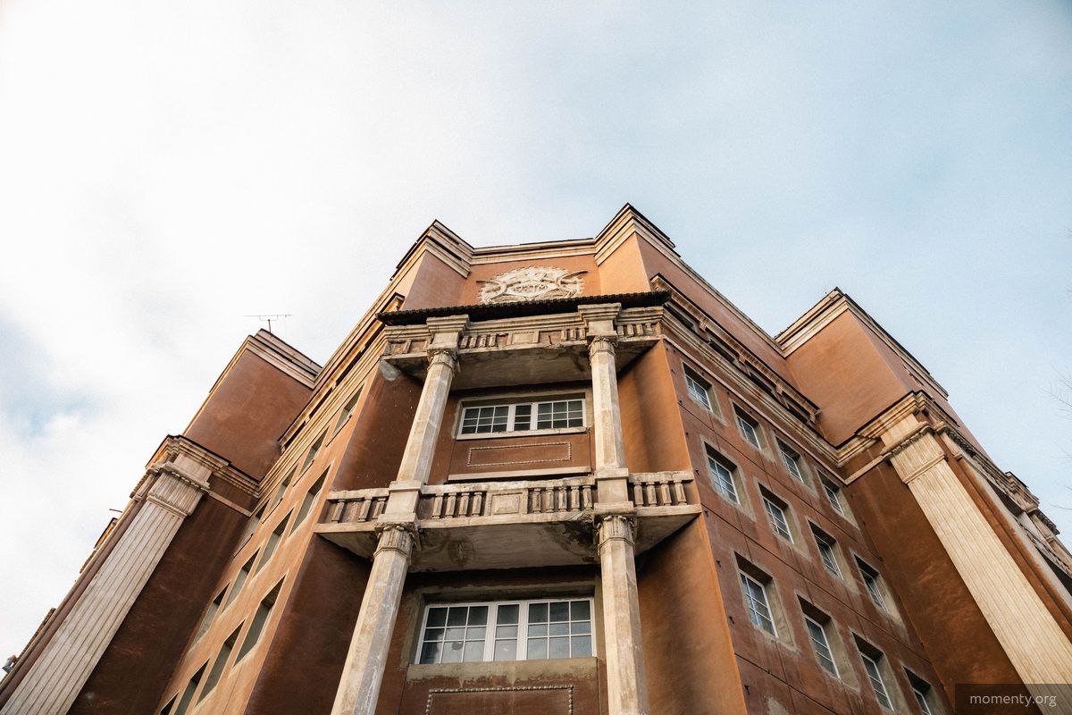 Восстановление легендарной гостиницы на Уралмаше откладывается План по сохранению Мадрида должен был предоставить Гранд Мадрид до 16 октября 2025 года однако документы арендодателю никто так и не направил Как сообщили в Агентстве по управлению и использованию памятников истории и культуры в ответ на обращение депутата Андрея Альшевских договор утратит силу 1 декабря этого года Теперь для ОКН будут искать нового арендатора который займется восстановлением здания Подписаться Обсудить