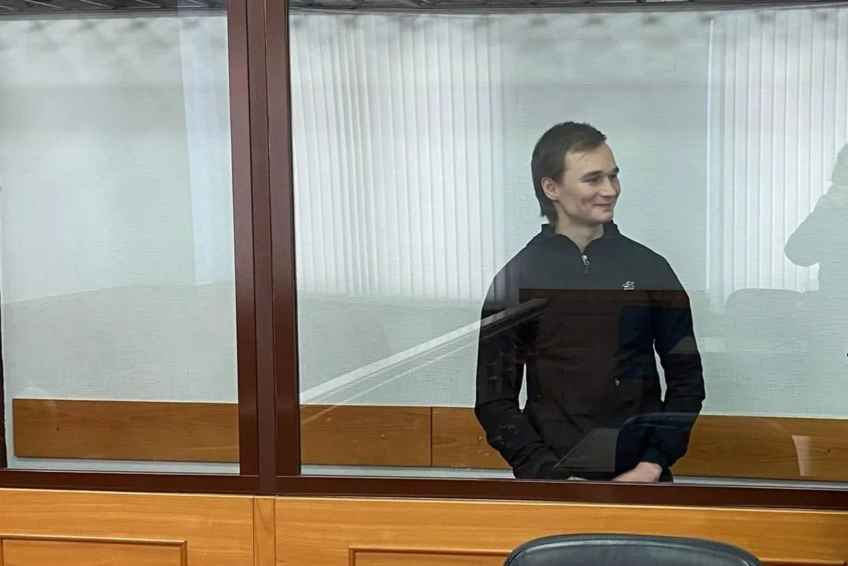 Прокуратура не признала пытки Азата Мифтахова в колонии где убили Алексея Навального Прокуратура заявила что на теле политзаключенного не нашли следов пыток При этом медосвидетельствование провели лишь спустя две недели после истязаний По последней информации активист длительное время сидел в ШИЗО а сейчас администрация отправила его в помещение камерного типа Мифтахов сам согласился на перевод в ПКТ чтобы избежать контакта с другими заключёнными Теперь у него нет свиданий с близкими а температура в камере не поднимается выше 15 градусов О пытках Мифтахов рассказал в начале мая По его словам сотрудники колонии и работающие на них козлы попытались заставить его чистить унитаз а после отказа связали скотчем избивали и угрожали изнасиловать Задонатить через бота Patreon