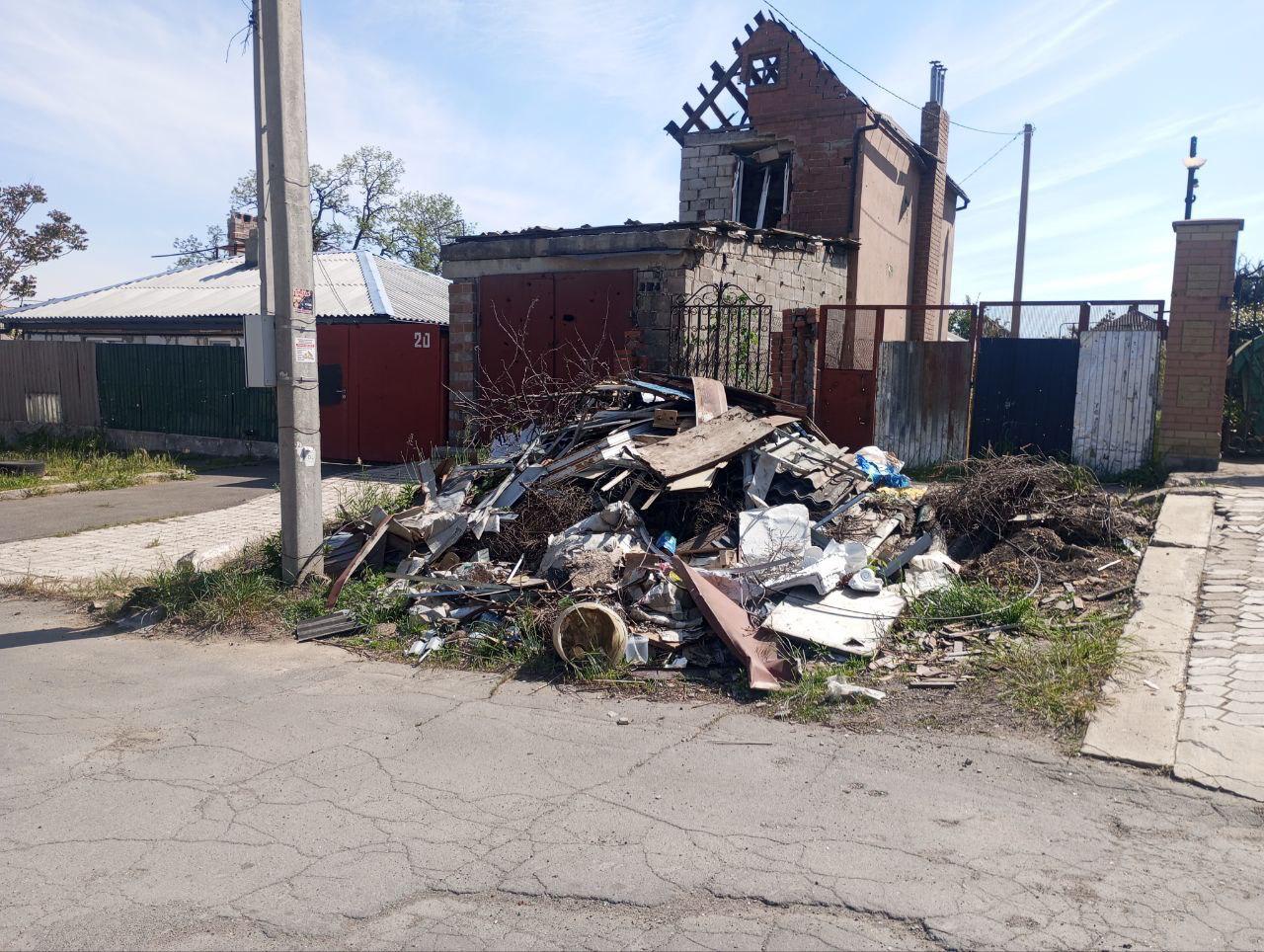 «Коммунальник» на выходных вывез более 280 кубов мусора В минувшие выходные работники предприятия провели масштабную очистку городских территорий Жовтневого и Орджоникидзевского районов. Специалисты расчищали от мусора улицы Греческую, Карасевскую, Пушкина, 23/44 и Панфилова, 49. С задействованием шести единиц специальной техники коммунальщики вывезли 284 кубических метра отходов. «Коммунальник» напоминает горожанам о недопустимости образования стихийных свалок и призывает к ответственному отношению к накоплению ТКО в строго отведенных для этого местах. Несоблюдение правил, касающихся охраны окружающей среды, может повлечь за собой административные санкции. Согласно статье 8.2 Кодекса об административных правонарушениях Российской Федерации, нарушителям грозит штраф в размере от 3 до 5 тысяч рублей.