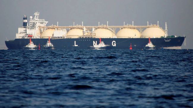 Китай уже два месяца не покупает сжиженный природный газ в США Объемы американского СПГ, которые КНР должна приобретать по долгосрочным контрактам, теперь полностью перепродаются в страны ЕС и на другие рынки, — сообщает Nikkei со ссылкой на данные по морским перевозкам. В публикации указывается, что такой шаг Пекина стал ответом на экономическое давление со стороны Вашингтона. По данным источников издания, Китай не будет закупать СПГ в США, пока не будут отменены повышенные пошлины на импорт товаров из КНР, введенные в апреле. Эксперты считают, что это может негативно сказаться на планах США по наращиванию производства СПГ.