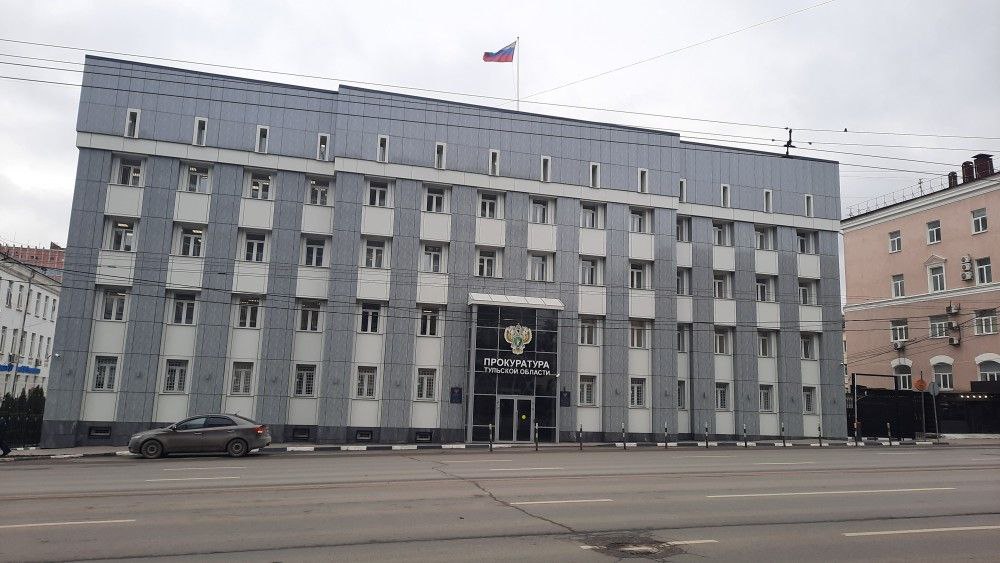 В Новомосковске две женщины осуждены за продажу немаркированных сигарет Прокуратура Новомосковска поддержала в суде обвинение в отношении двух местных жительниц 52 и 49 лет. Женщины признаны виновными в незаконном обороте немаркированной табачной продукции в особо крупном размере, совершённом в составе организованной группы. Судом установлено, что с января 2023 года по ноябрь 2024 года осуждённые закупали и хранили немаркированные табачные изделия в квартире и торговом павильоне, расположенных в микрорайоне Сокольники. Реализация продукции осуществлялась через павильон на улице Ленина. В ходе проверки правоохранительными органами из незаконного оборота было изъято более 54 тысяч пачек сигарет без акцизных марок общей стоимостью свыше 7 миллионов рублей. Суд назначил обвиняемым штрафы в размере 550 и 450 тысяч рублей соответственно. Приговор в законную силу не вступил. Источник