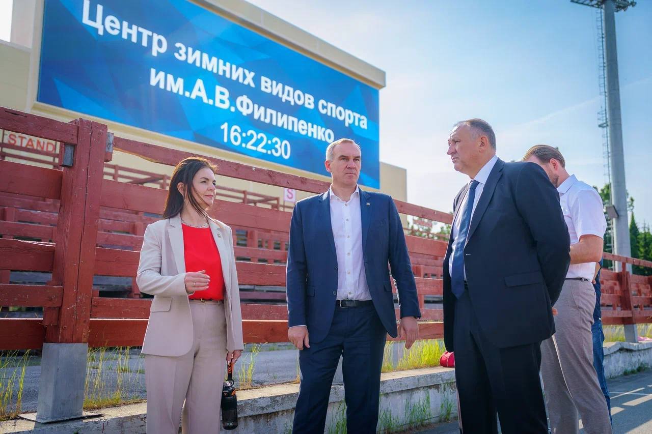 Провел выездное рабочее совещание в Центре зимних видов спорта имени А.В. Филипенко. Это место – кузница спортивных талантов и площадка для проведения международных соревнований, а также один из символов Югры. Считаю, что это обязывает содержать объект на самом высоком уровне. Такое мнение разделяют и представители спортивного сообщества, болельщики, жители и гости окружной столицы. Сегодня необходимо не просто освежить инфраструктуру центра, но и модернизировать ее по современным стандартам. В соответствии с ранее принятыми решениями, уже в этом году запланированы обустройство ливневой канализации, замена дорожного полотна, ремонт основной трассы протяженностью 3 300 метров, обновление входной группы, трибун, технических помещений и подтрибунных сооружений, а также строительство теплой крытой стоянки для ратраков. Масштабный комплекс работ затронет все ключевые объекты центра. При их проведении ориентируемся на пожелания федераций спорта, представителей тренерского и судейского состава, учитываем мнение спортсменов и, конечно же, наших болельщиков. Сегодня также договорились о разработке плана по дальнейшей модернизации инфраструктуры спортивной подготовки центра.