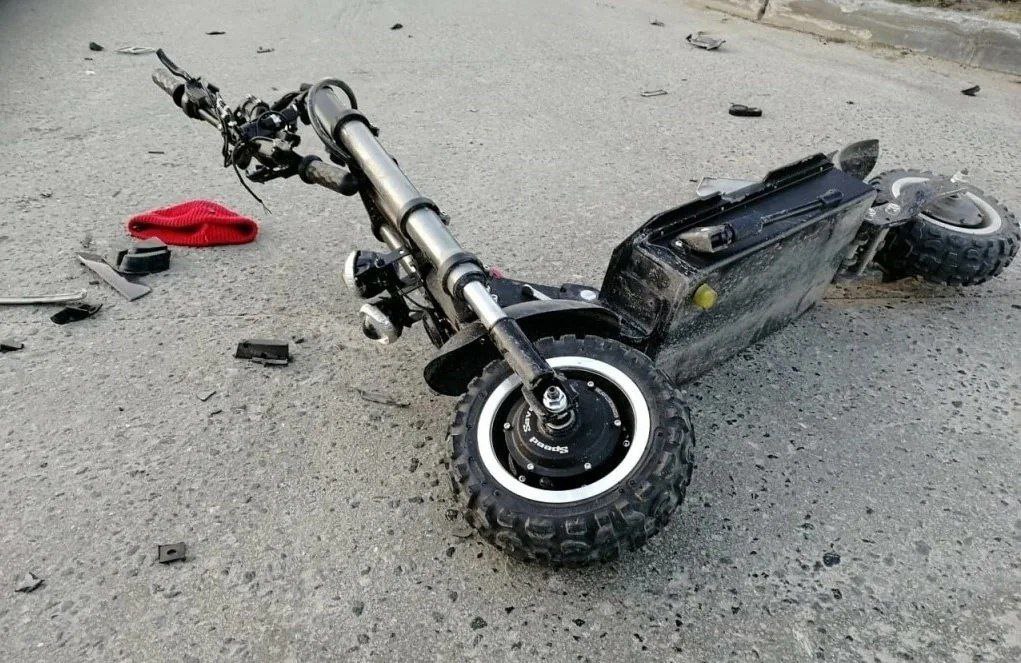 Юного самокатчика выписали после лечения в стационаре 11-летнего пострадавшего доставили в Находкинскую больницу из соседнего города. Ребенок потерял сознание после падения с электросамоката. Обследование показало, что он получил серьезные травмы – открытый перелом черепа и ушиб головного мозга. Подросток проходил лечение в стационаре под наблюдением нейрохирургов и травматологов-ортопедов. Теперь ему предстоит реабилитация, а также дополнительное обследование и лечение в поликлинике по месту жительства. - Во время езды на электросамокатах дети чаще всего получают травмы головы и лица, переломы верхних и нижних конечностей. Самые опасные из них – ушиб мозга, внутричерепные гематомы, переломы основания черепа, травмы спинного мозга с риском паралича, - рассказал заведующий отделением травматологии Елисей Слайковский.