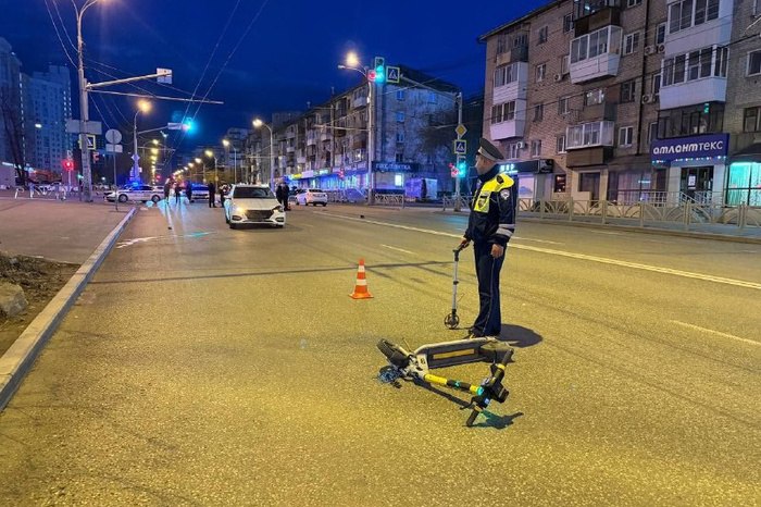 В Екатеринбурге насмерть сбили самокатчика, который грубо нарушил ПДД В ночь на 1 мая в Екатеринбурге около Южного автовокзала легковушка насмерть сбила 25-летнего самокатчика, который ехал на красный. Как сообщили в ГИБДД, молодой мужчина на кикшеринговом самокате пересекал проезжую часть на запрещающий сигнал светофора. В этот момент на него наехал водитель Hyundai Solaris. От полученных травм пострадавший скончался до приезда медиков. Водитель Hyundai имеет общий стаж управления транспортными средствами 10 лет, по результатам освидетельствования был трезв.