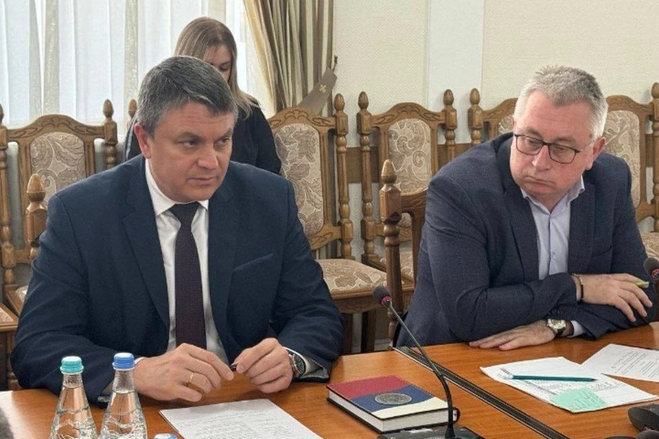 «Мы должны создавать все условия для работников»: Глава ЛНР встретился с представителями «Роструда» Глава ЛНР Леонид Пасечник провёл рабочую встречу с представителями Федеральной службы по труду и занятости и руководителем Юго-Западной межрегиональной территориальной государственной инспекции труда Адамом Эльмурзаевым. - Роструд расширяет свое присутствие в нашем регионе. Это связано с тем, что увеличивается количество предприятий, наблюдается рост экономической активности. Соответственно увеличивается и количество инспекций труда. Для нас это хороший знак. Мы должны создавать все условия для работников, - отметил Леонид Пасечник. Он подчеркнул, что особое внимание на встрече уделили потребностям промышленности и сельского хозяйства в квалифицированных кадрах.