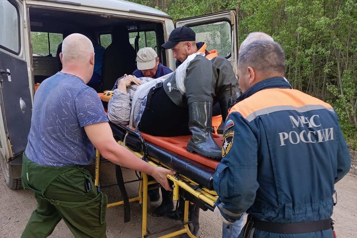 В Вытегорском районе дерево упало на женщину, рыбачившую на берегу Тудозера Освобождать зажатую деревом женщину пришлось на днях спасателям АСУНЦ «Вытегра». Как выяснилось, женщина 1959 года рождения рыбачила, как вдруг на нее обрушилось дерево. Прибыв на место, спасатели деблокировали пострадавшую, которую зажало деревом. Затем они оказали женщине психологическую и первую помощь, после чего передали ее сотрудникам приехавшей бригады скорой помощи.