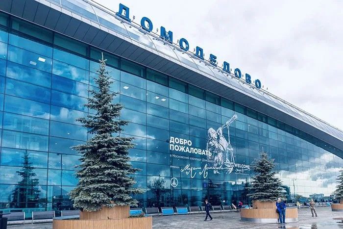 Промсвязьбанк завершил оценку группы Домодедово перед ее приватизацией рассказали источники РБК активы летом переданные в пользу государства оценили в 115 млрд руб Аукцион должен быть объявлен до конца декабря но сама процедура вероятнее всего пройдет уже в начале 2026 года Домодедово находится в предбанкротном состоянии долги компаний группы по состоянию на середину лета составляли около 70 млрд руб С рядом кредитов все же удалось договориться в декабре инвесторы проголосовали за перенос срока погашения рублевого выпуска облигаций на 15 млрд руб с 16 декабря 2025 года на декабрь 2026 года Подписаться на PRO transport