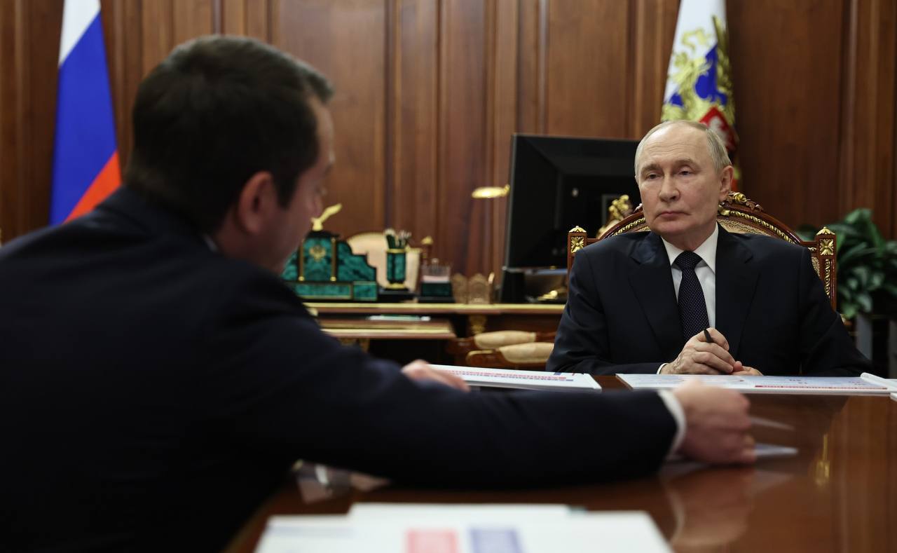 Стоимость газа и социальные проекты Андрей Чибис на встрече с Президентом Владимиром Путиным озвучил ряд предложений Обсуждая тему газификации Мурманской области Владимир Путин обратился с просьбой оценить ситуацию Андрей Чибис поблагодарил главу государства за поддержку отметил что работа ведется в рамках установленных сроков и выступил с инициативой зафиксировать стоимость газа для промышленных потребителей на уровне средней по Северо Западу Напомним что на МАФ 2025 Владимир Путин поручил правительству РФ строго соблюдать план газификации Мурманской области до 2030 года В октябре этого года подписана первая пятилетняя программа развития газоснабжения и газификации региона на 2026 2030 годы В ходе встречи обсудили социальный блок Губернатор подчеркнул что в условиях Арктики здоровье детей требует особого внимания и заботы и обратился с просьбой о выделении в 2027 году финансирования на строительство детской больницы предусмотренной мастер планом Также Андрей Чибис доложил о работе в сфере образования за последние годы построено 8 детсадов отсутствует очередь в дошкольные учреждения доступность образования 100 В этом году открыт Губернаторский лицей идет обновление школ и колледжей развитие Мурманского арктического университета Наша задача ребят которые у нас живут и воспитываются удержать Чтобы они реализовывали себя и жили комфортно получали достойную зарплату и самое главное развивали важнейший регион для нашей страны акцентировал Андрей Чибис Фото kremlin ru