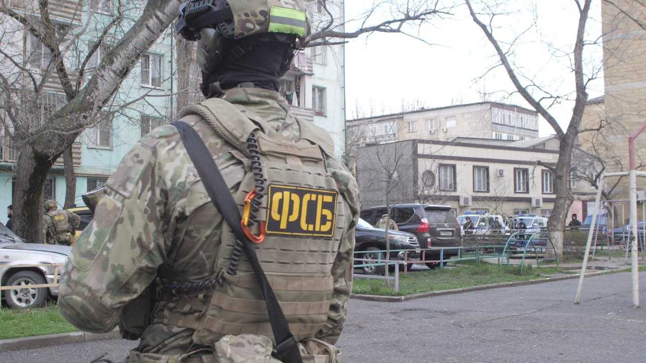 Житель Дагестанских Огней получил реальный срок за финансирование боевиков Об этом сообщает пресс служба УФСБ России по Дагестану Следствие установило что в январе 2019 года житель республики М Гаджиев перевёл более 290 тысяч рублей участнику террористической ячейки Фигурант знал что эти деньги будут использованы для преступлений Горожанина задержали сотрудники республиканского УФСБ России Против злоумышленника завели уголовное дело по статье о содействии террористам Южный окружной военный суд Ростова на Дону признал его виновным и приговорил к 8 5 года в исправительной колонии строгого режима Апелляционный военный суд оставил приговор в силе Он вступил в законную силу Подписывайтесь на нас во ВКонтакте и в Одноклассниках чтобы быть в курсе самых интересных новостей Кавказа Подписывайтесь на телеграм канал АиФ Северный Кавказ