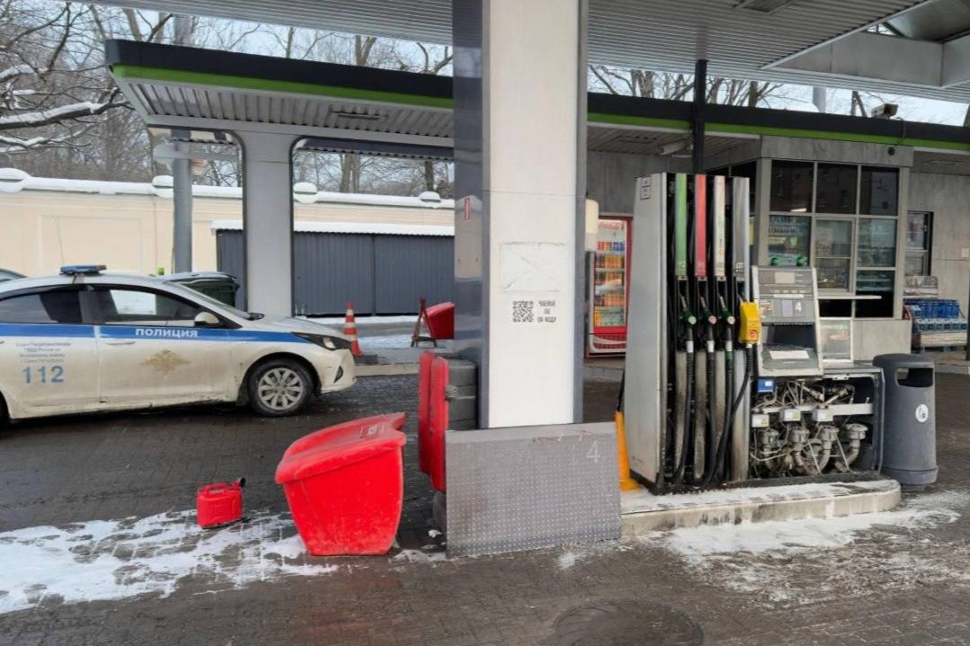 15 летний подросток поочерёдно поджёг две автозаправки В Петербурге задержали очередного несовершеннолетнего поджигателя 15 летний парень с канистрой за полчаса успел побывать на двух АЗС Татнефти на Обводном канале 118 и Московском проспекте 102 В обоих случая у поджигателя не вышло устроить большой пожар На Обводном пламя потушили до приезда пожарных на Московском колонка чуть покрылась копотью Подростка вычислили по камерам видеонаблюдения и задержали в Адмиралтейском районе С ним и родителями беседуют силовики парню грозит террористическая статья Подобные поджоги происходят в Петербурге уже каждую неделю Перед содеянным подросткам обычно звонят неизвестные представляются силовиками и угрожают родителям уголовным делом убеждая выполнять их указания TodaySPb   Новости GradSPb   Места СПб