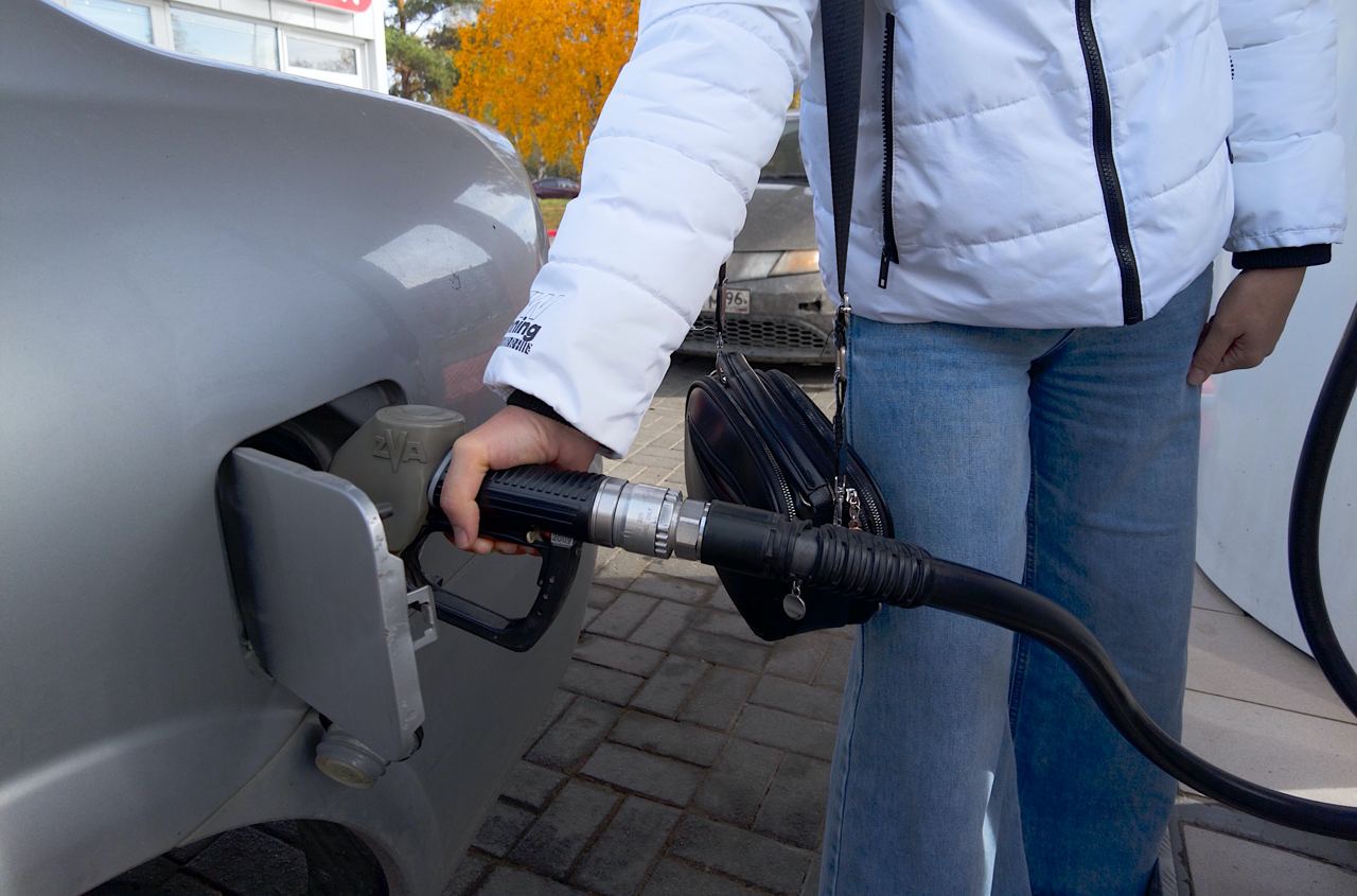 Челябинский бензин признан самым дешевым в стране Росстат сообщил о стабилизации цен на автомобильное топливо на заправках страны средняя цена за литр бензина за последнюю неделю не изменилась При этом как выяснилось самый дешевый бензин в России зафиксирован именно в Челябинской области Мониторинг цен на автомобильное топливо провели на 1800 заправочных станциях в 280 городах страны Средние цены по России такие АИ 92 65 13 рубля АИ 95 67 58 рубля АИ 98 и выше 90 68 рубля t me chgub