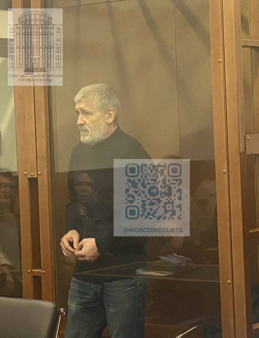Столичный суд изменил меру пресечения по делу об убийстве «профессионального соседа» Постановлением Симоновского районного суда города Москвы избрана мера пресечения в виде домашнего ареста в отношении Васильева Андрея Анатольевича, обвиняемого в совершении преступления, предусмотренного ч. 1 ст. 105 УК РФ, на срок 1 месяц 00 суток. Суд отказал в удовлетворении ходатайства следователя о продлении меры пресечения в виде содержания под стражей. Васильев освобождён из под стражи в зале суда. Суд установил, что на протяжении длительного времени Васильев вынужденно проживал с лицом, который незаконным способом приобрёл права на долю в указанной квартире, неоднократно угрожал Васильеву А.А. , создавал все условия для невозможности проживания Васильева и членов его семьи в квартире. В результате очередного конфликта, на почве длительных неприязненных отношений, Васильев нанес удар, повлекший смерть потерпевшего. #симоновский2025