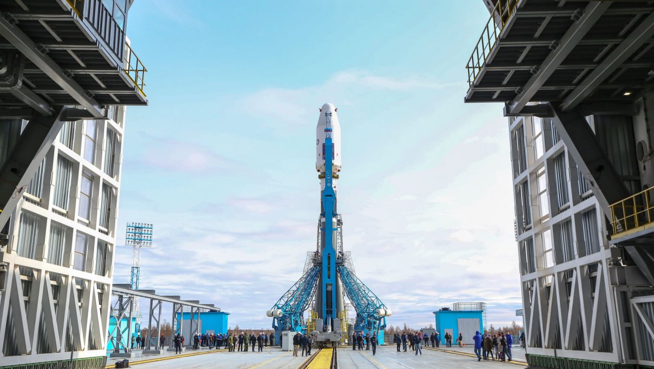 На космодром Восточный прибыли части ракеты «Союз-2.1б» На космодром Восточный в Амурской области доставлены блоки ракеты-носителя «Союз-2.1б» и створки головного обтекателя. Эти элементы предназначены для запуска спутников «Ионосфера-М» №3 и №4. Груз транспортировали со станции Ледяная на технический комплекс космодрома, где его распакуют и подготовят компоненты к сборке ракеты. Работы идут по утверждённому графику, и в ближайшее время начнётся сборка «пакета» — основной части ракеты, включающей центральный блок и боковые ускорители. Пуск, по предварительным данным Роскосмоса, намечен на 25 июля. Космические аппараты «Ионосфера-М» участвуют в российской программе мониторинга околоземного пространства. Их задача — фиксировать параметры плазмы в верхних слоях атмосферы, отслеживать влияние солнечной активности и составлять карту ионосферных процессов. Спутники размещаются на орбите так, чтобы обеспечить равномерное покрытие по всей поверхности Земли. #Приамурье