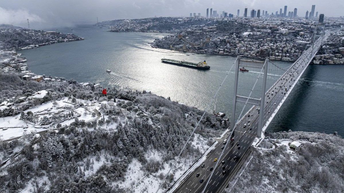 В Стамбуле, ожидается резкое изменение погоды. Сегодня, 15 марта 2025 года, температура в Стамбуле достигает 27 градусов, что значительно выше сезонных норм. Однако уже на следующей неделе, с 18 марта, прогнозируется резкое похолодание. В Стамбуле и других регионах страны температура упадет на 15-20 градусов, а в высокогорных районах возможен снег.   Метеорологи предупреждают о сильном ветре и возможных заморозках, особенно в Анкаре, где температура может опуститься до -4 градусов.