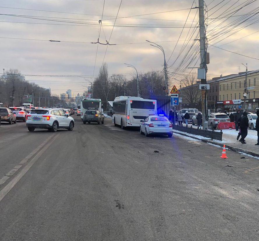 Вчера на Московском проспекте автобус сбил мужчину, который находился на дороге.  Пешеход ударился о припаркованный автомобиль «Ивеко» и был зажат между двумя транспортными средствами. Мужчина был доставлен в больницу.   Фото: Полиция Воронежской области     Подписаться Типичный Воронеж