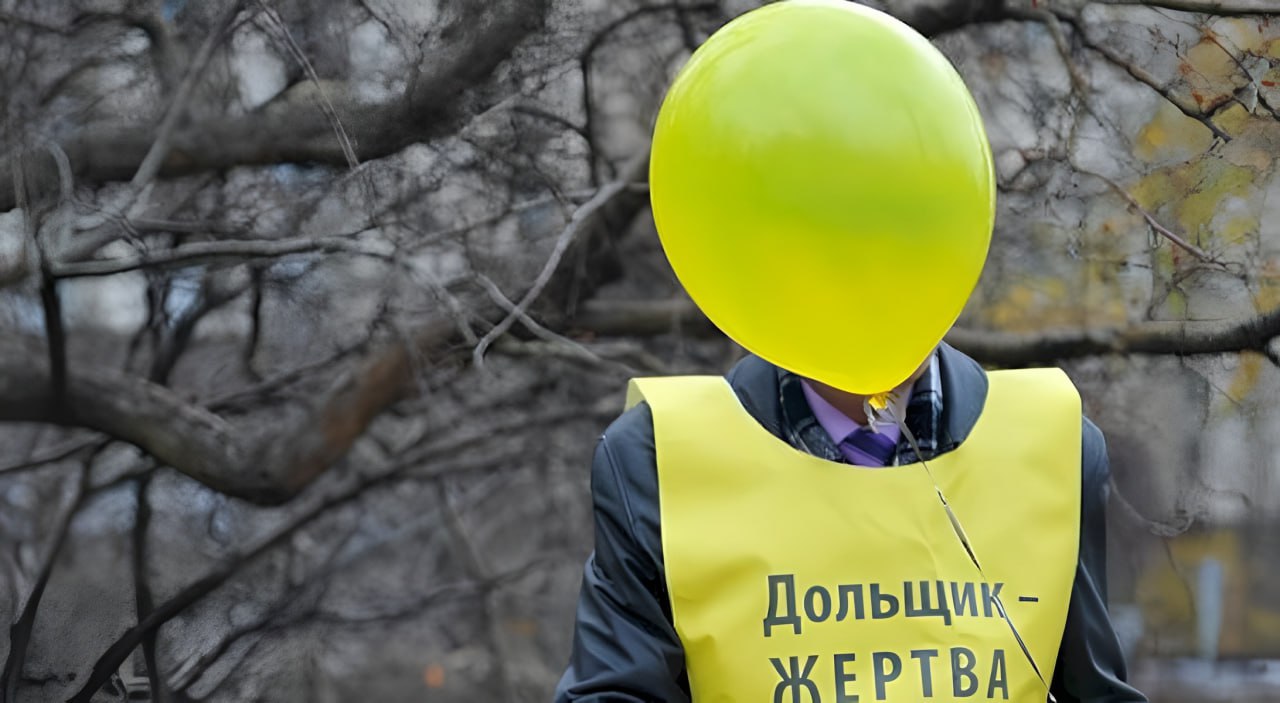 Застройщик обманувший дольщиков почти на 4 млн рублей пойман в Северной Осетии Полиция задержала 44 летнего жителя Владикавказа находившегося в федеральном розыске по подозрению в мошенничестве в особо крупном размере сообщает МВД Северной Осетии Уточняется что в 2017 году занимая пост председателя правления жилищно строительной компании в Краснодаре мужчина заключил с гражданами договоры о совместной деятельности  Однако вместо строительства дома фигурант похитил у них более 3 8 млн рублей и скрылся Всего в его действиях усматривается 12 эпизодов преступлений Подробнее ЗДЕСЬ КрыльяTV теперь в MAX Подписывайтесь чтобы не пропустить главное