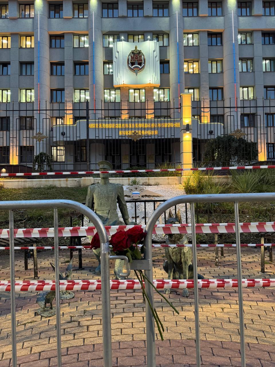 В Петербурге избили врача который приехал к бездомным а в СК начал проверку против трат губернатора Иркутской области Что важного произошло за пределами Екатеринбурга в этот четверг 2 октября ВКонтакте заблокировал страницы вологодских активистов критикующих губернатора Георгия Филимонова по требованию Роскомнадзора Блокировки произошли 12 сентября затронув также страницы ветерана труда и ребенка войны и несколько сообществ написали 7х7 Дочь журналистки Ирины Славиной задержали в Нижнем Новгороде Маргариту Мурахтаеву задержали во время возложения цветов в память о матери которая пять лет назад совершила акт самосожжения Ее увезли в отдел для дачи объяснений а место гибели Славиной сегодня охраняла полиция написало ОВД Инфо СК начал проверку трат губернатора Иркутской области Кобзева на предвыборную кампанию после утечки переписки его сторонников в которой утверждается что расходы могли превысить 300 млн рублей тогда как официально заявлено лишь 52 3 млн Сам Кобзев на обвинения не отвечает а его критики в том числе журналистка Елена Кутергина заявляют об угрозах после публикации документов написал Сибирский экспресс В Петербурге во время выезда к бездомным людям врач и основатель Благотворительной больницы Сергей Иевков избили сотрудники Росгвардии которые применили против него перцовый баллончик и повредили его служебный автомобиль Инцидент произошел после вызова силовиков сотрудниками Ленинградского облнаркдиспансера куда Иевков пытался госпитализировать бездомного пациента написала Бумага ОВД Инфо