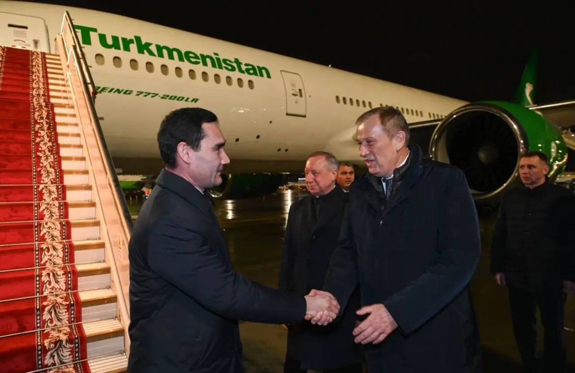 В Петербург прибыли президенты Туркменистана и Таджикистана Губернатор Петербурга Александр Беглов и губернатор Ленобласти Александр Дрозденко встретили в Пулково президента Туркменистана Сердара Бердымухамедова и президента Таджикистана Эмомали Рахмона сообщили в пресс службе правительства 47 гор региона Главы государств направятся на церемонию вручения премии мира имени Льва Толстого Пресс служба правительства Ленобласти Подписаться на ДП в Telegram MAX