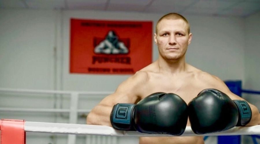 Пьяный боксер жестоко избил парня с ДЦП в Барнауле 6 февраля молодой человек поднимался на лифте в гости когда в кабину вошел член Федерации бокса Дмитрий Сухотский пишут СМИ со ссылкой на близких пострадавшего Очевидцы утверждают что спортсмен был пьян Он начал что то говорить Максиму но тот не разобрал слов и лишь улыбнулся в ответ После этого Сухотский напал на парня ударил ключами и рассек ему бровь образовалась большая гематома Максиму удалось выскочить из лифта но агрессор погнался за ним Молодой человек добежал до конца коридора понял что это не его этаж но сумел увернуться от пьяного боксера Пострадавший обратился в полицию проводится проверка   Подпишитесь на Абзац TG VK Дзен MAX Rutube